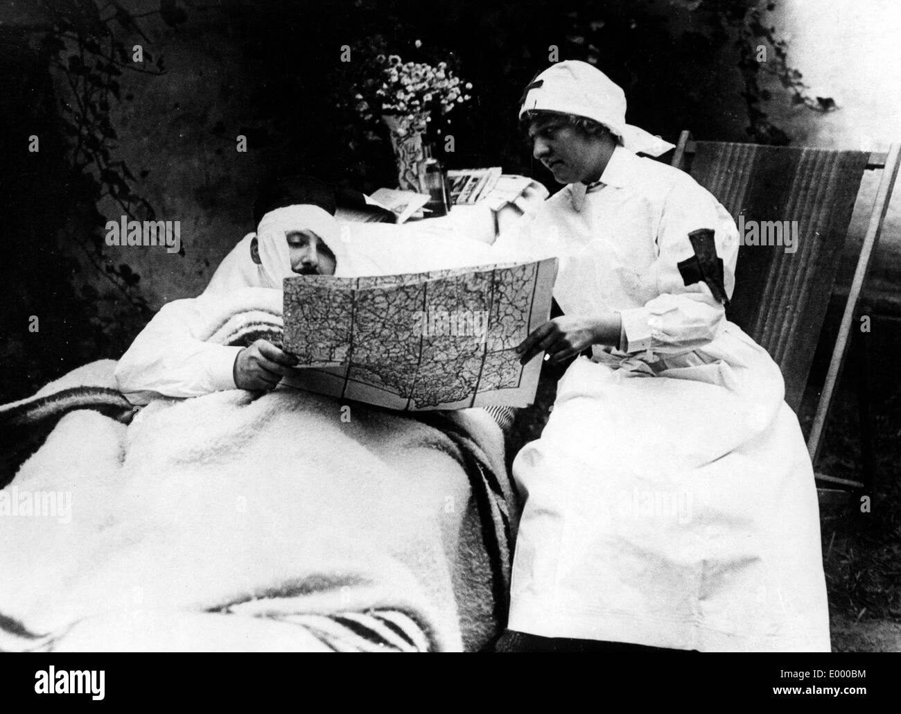 Enfermera alemana con un soldado belga, 1914 Foto de stock