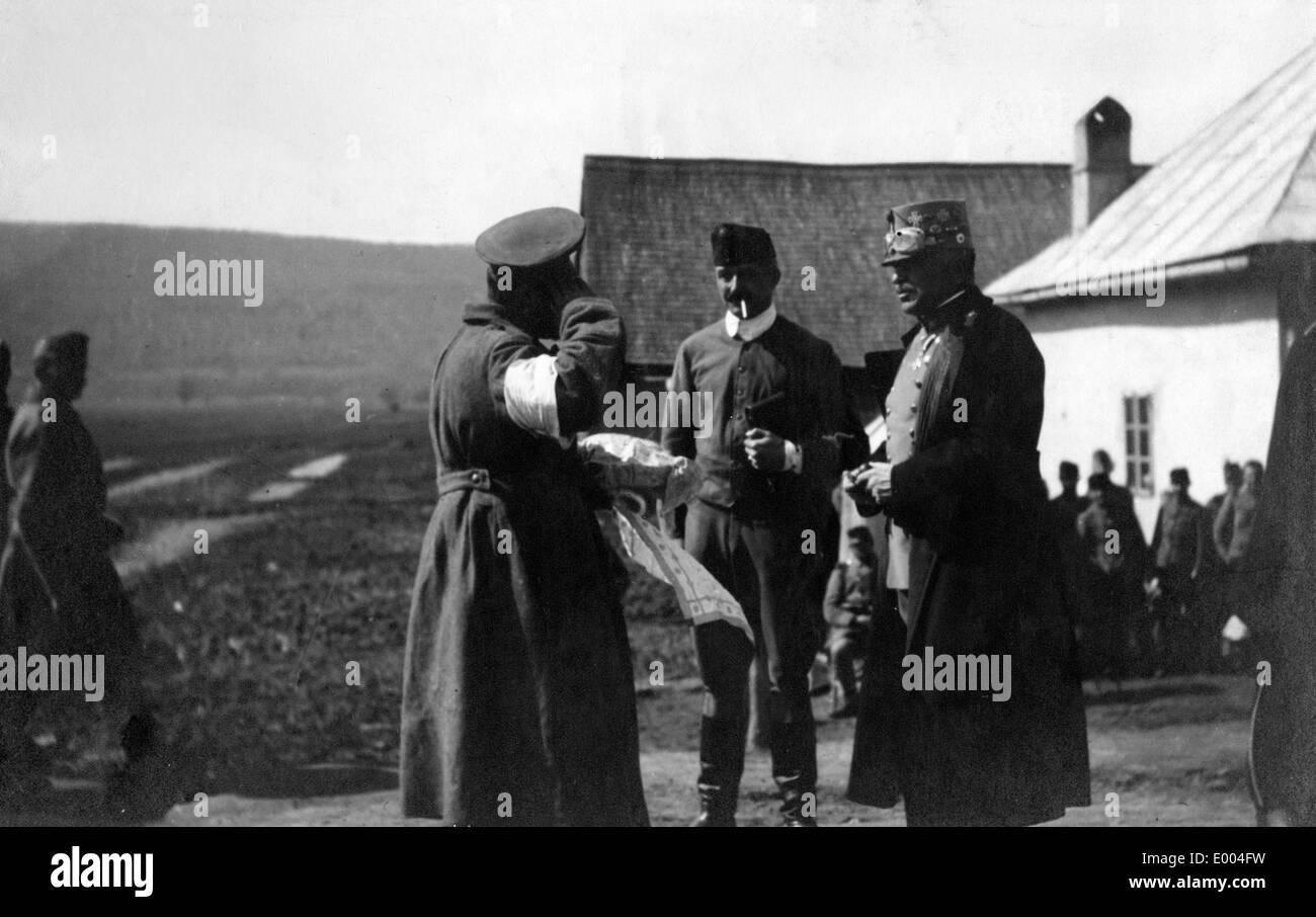 Oficial del Imperio austrohúngaro negocia con parlamentarios rusos, 1915 Foto de stock