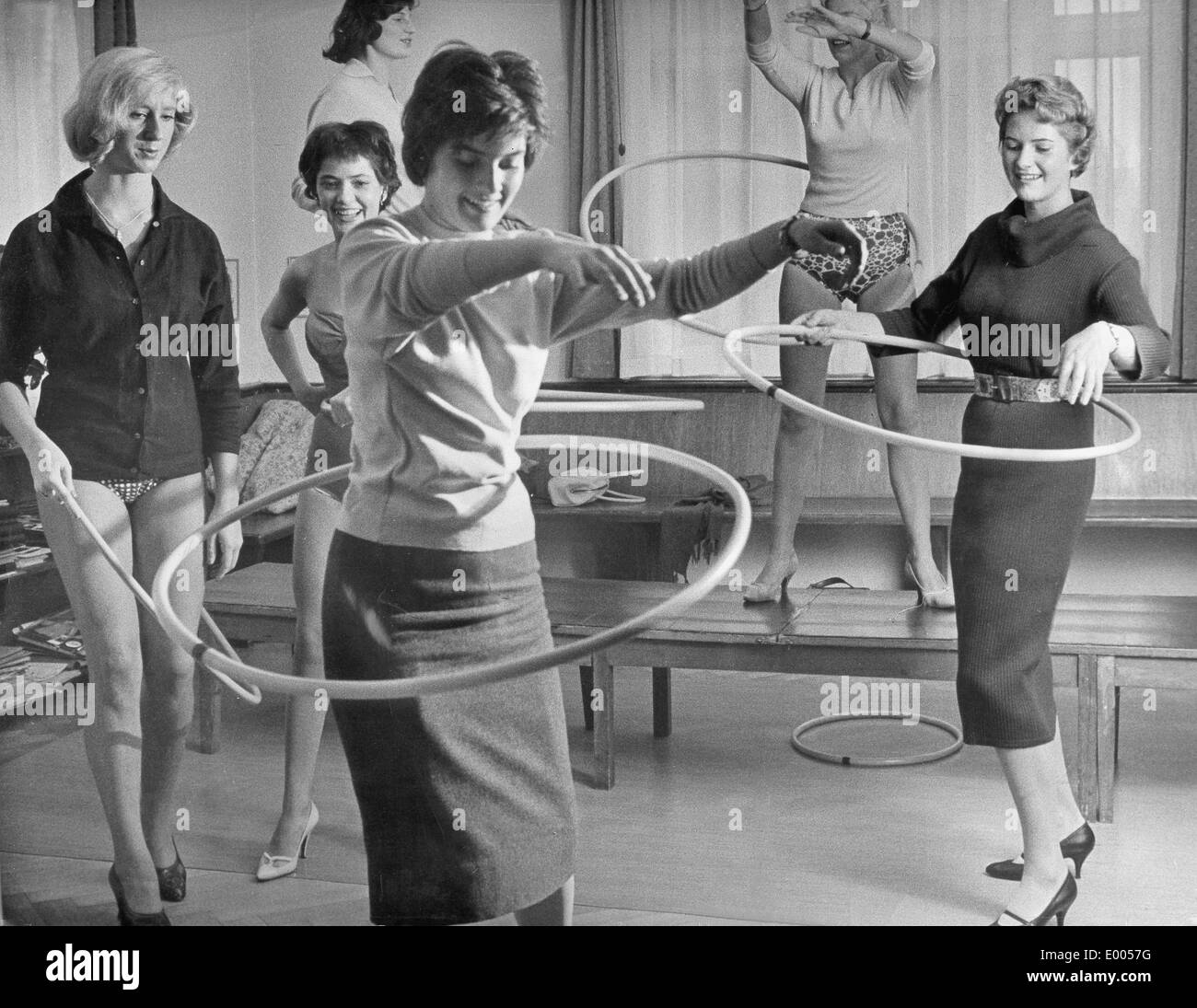 Hula hoop 1958 fotografías e imágenes de alta resolución - Alamy