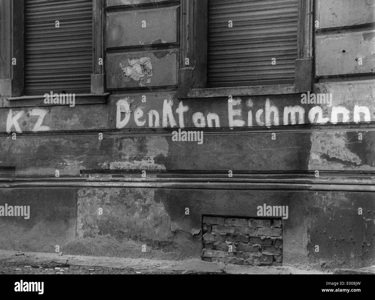 Un muro de la casa manchada en la parte oeste de Berlín, 1962 Foto de stock