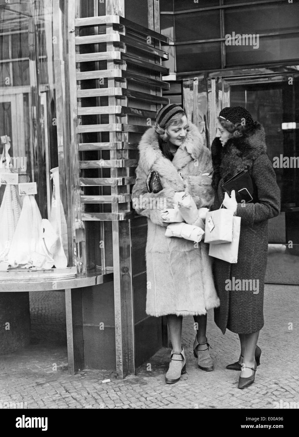 Las mujeres en abrigos de piel, 1935 Foto de stock