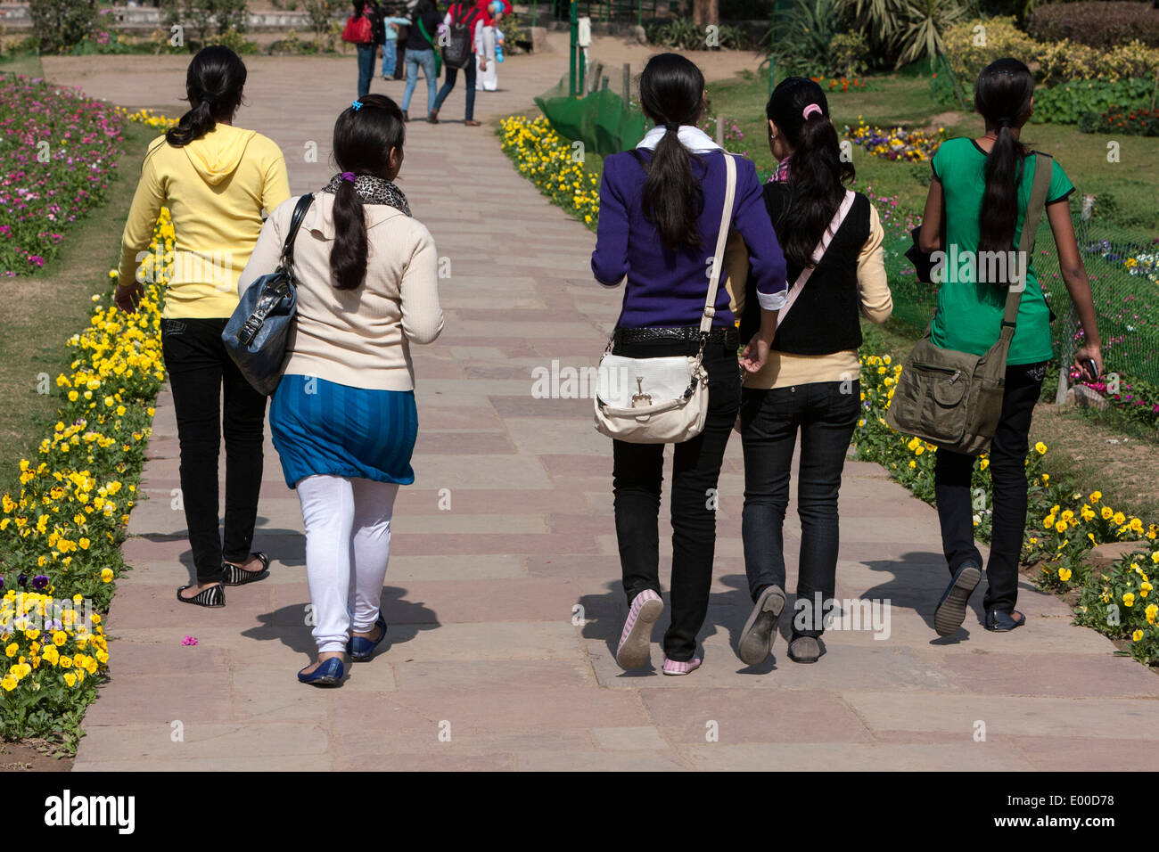 Nueva Delhi, India. Los jóvenes de la India las mujeres vestidas