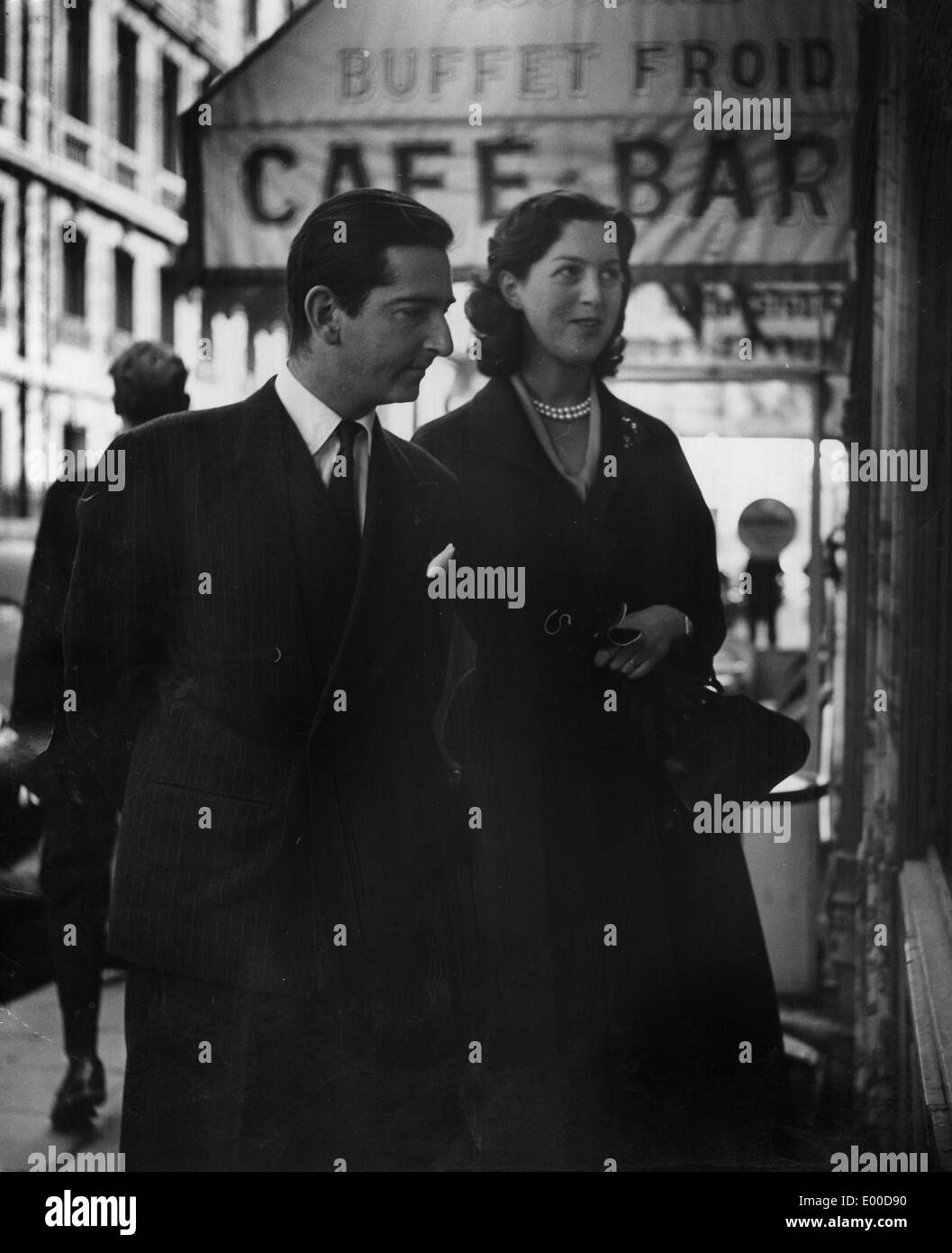 Pedro y Alexandra de Yugoslavia en París, 1955 Foto de stock