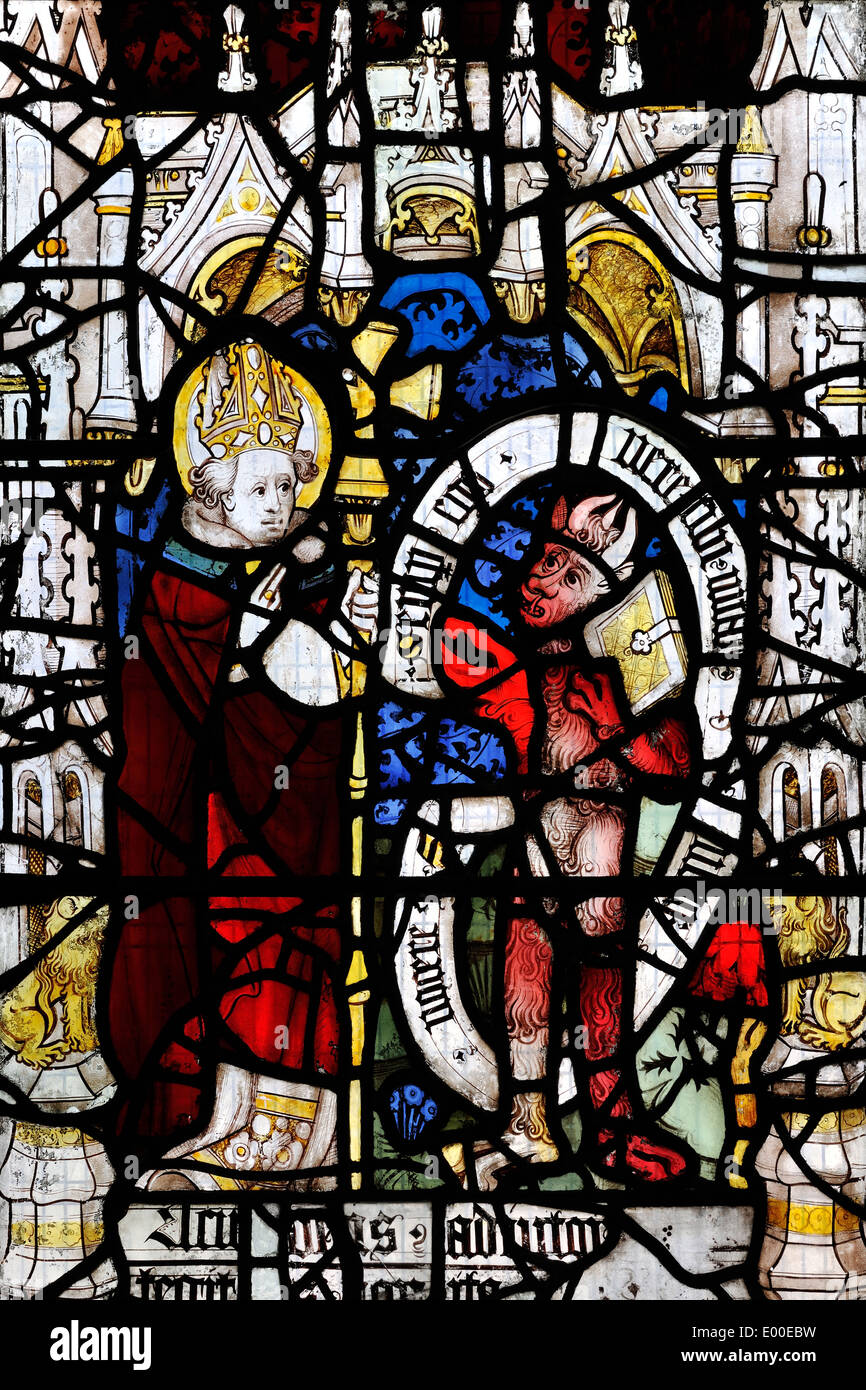 Panel de vidriera que representa San Martín de Tours domesticar el diablo, Iglesia de San Martin-le-Grand, ciudad de York, Inglaterra Foto de stock