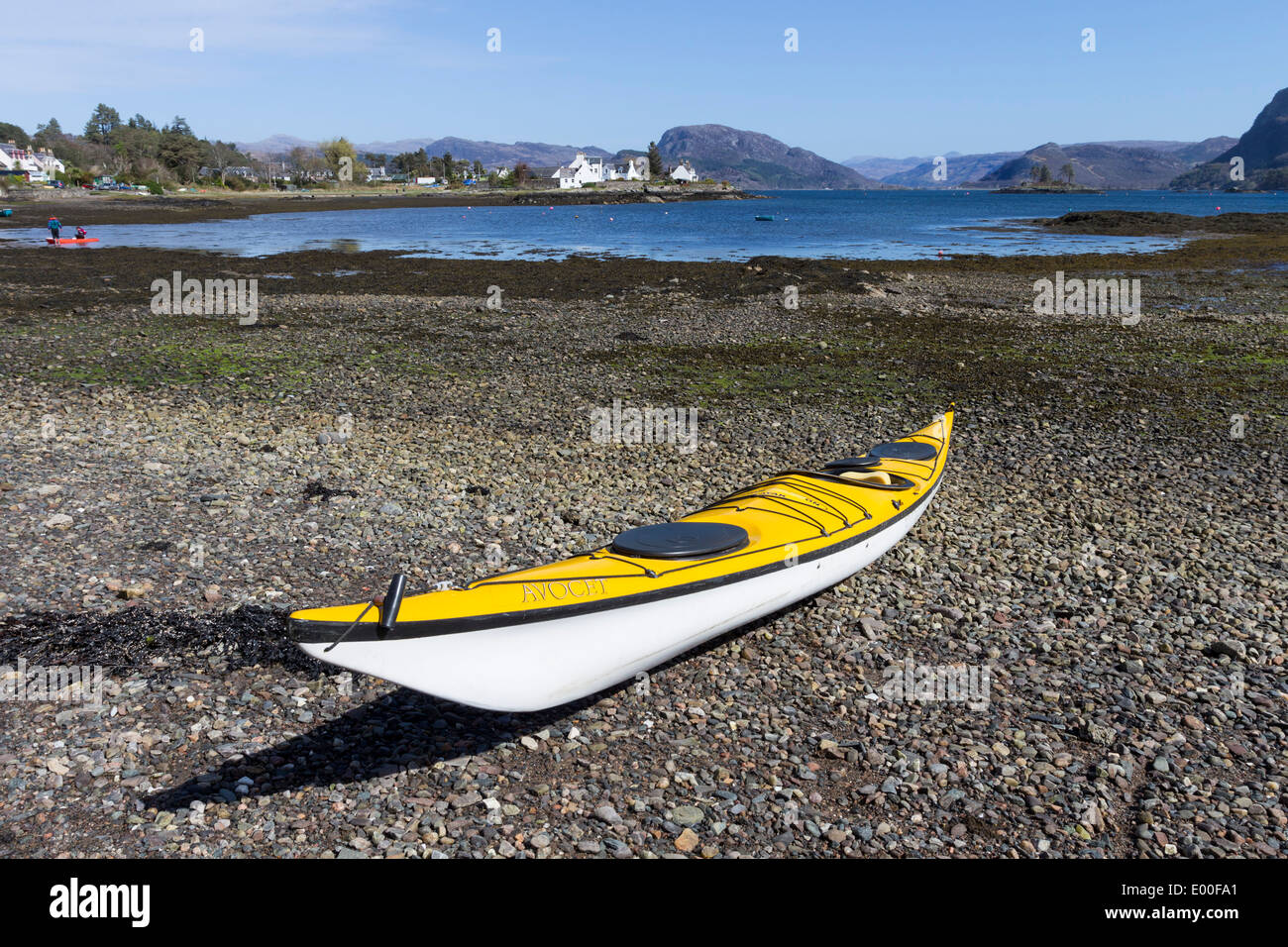 Kayak de mar en la playa en la costa occidental de Escocia Plockton UK Foto de stock