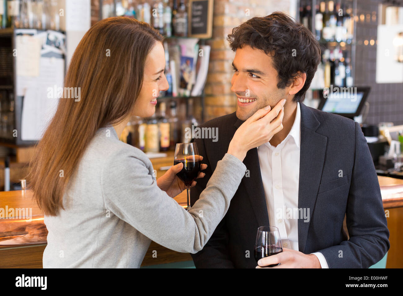 Mujer Hombre alegre, amante de beber café bar Foto de stock