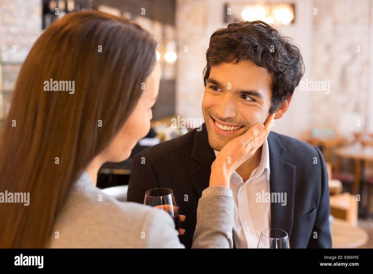 Mujer Hombre alegre, amante de beber café bar Foto de stock