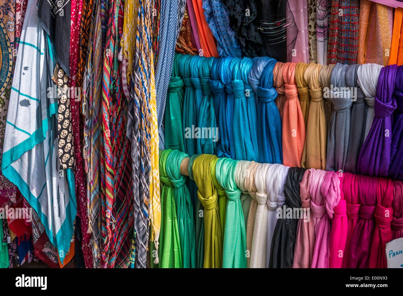 Filas de coloridos pañuelos de seda en venta a un puesto en el mercado  Fotografía de stock - Alamy