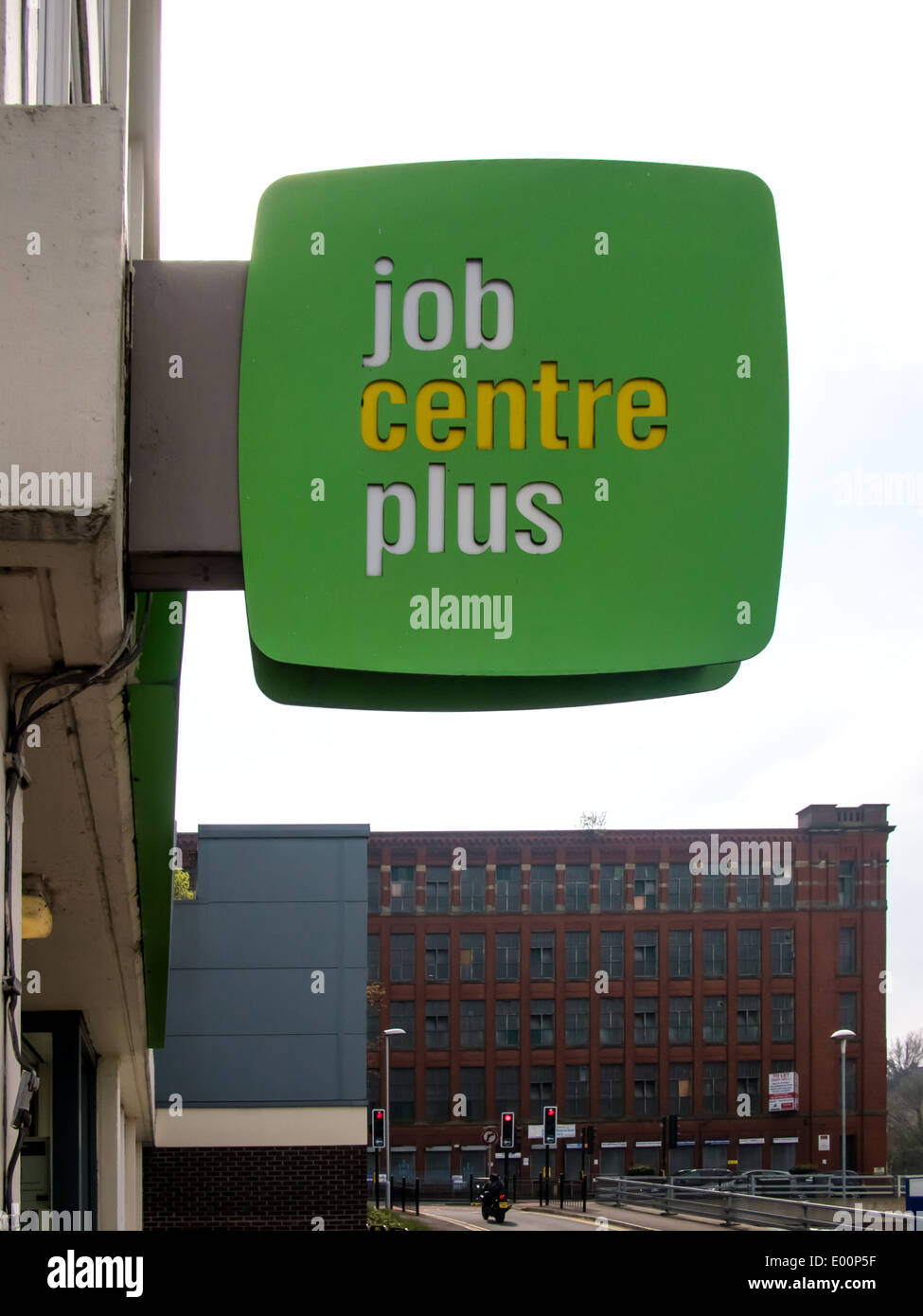 Un signo más de Job Center en Middleton Job Center, Greater Manchester, con el cerrado Warwick Mill en el fondo. Foto de stock