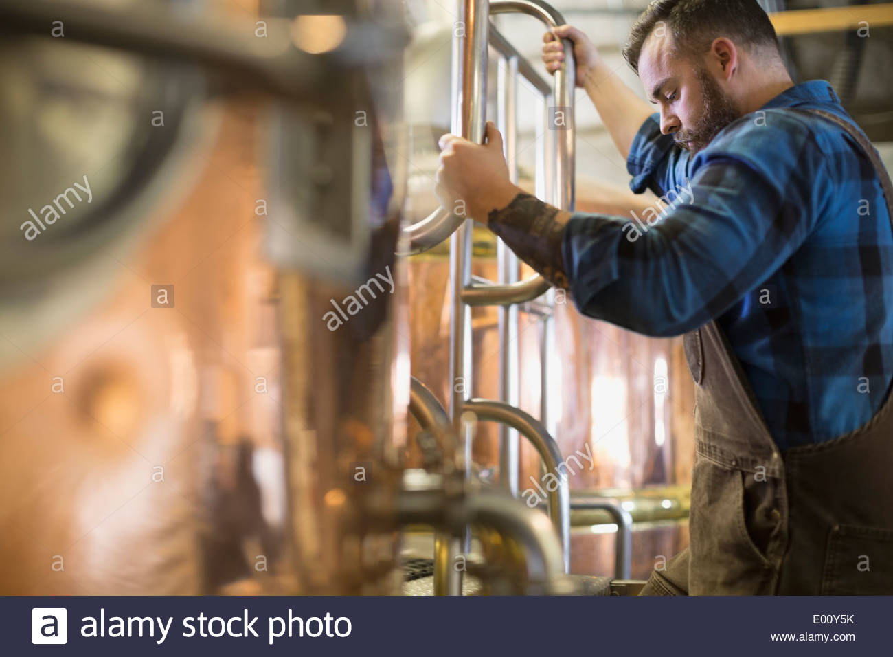 Cervecería comprobación trabajador alambiques de cobre Foto de stock
