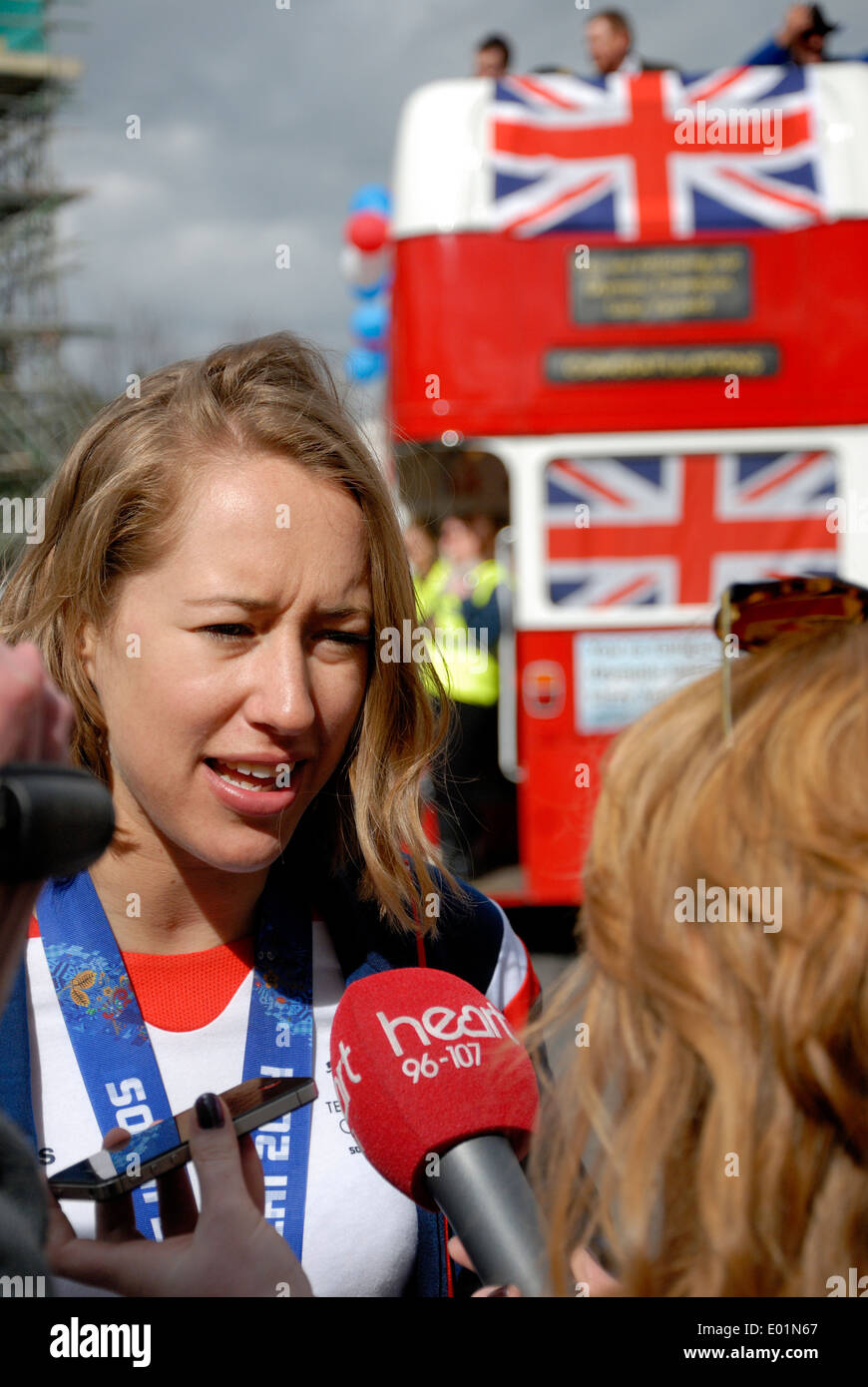 Lizzy Yarnold entrevistada por su victoria parade en Sevenoaks tras su medalla de oro olímpica en los Juegos Olímpicos de Invierno Foto de stock