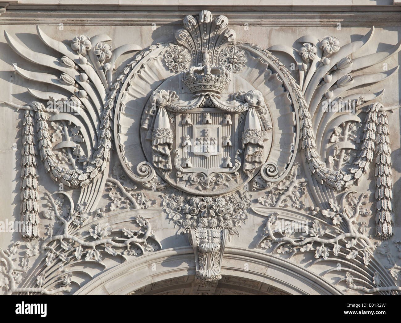 Escudo de armas portugués en el centro de arco triunfal Lisboa Portugal Europa occidental Foto de stock