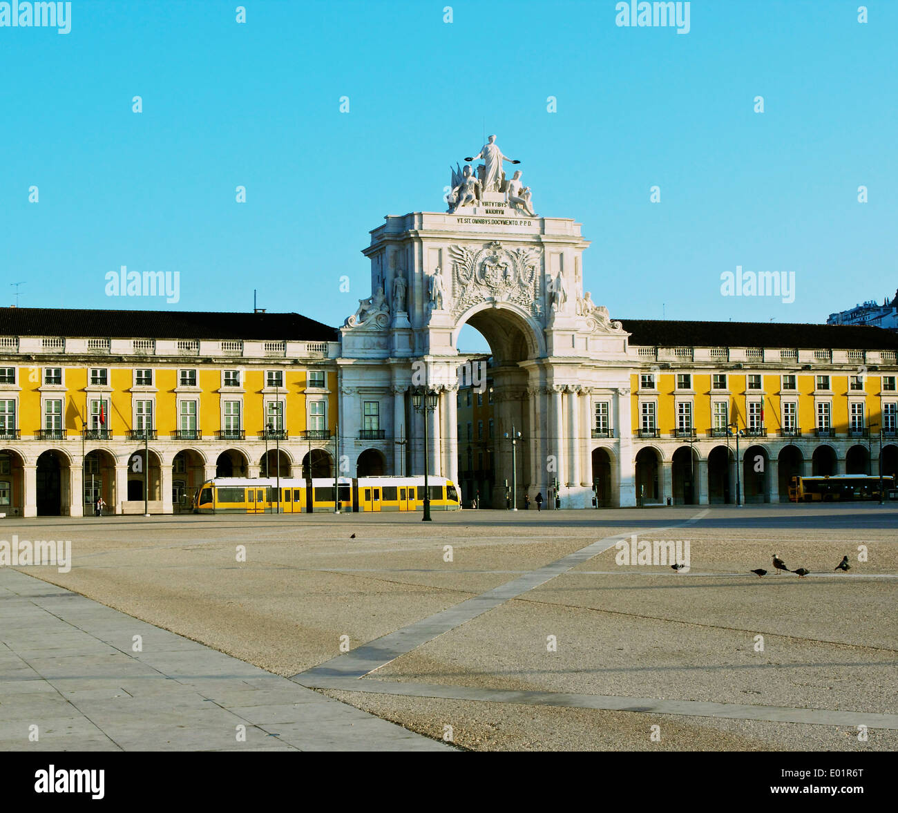 Praça de Comercio con el arco triunfal decorativos y elegantes arcadas columnada Lisboa Portugal Europa occidental Foto de stock