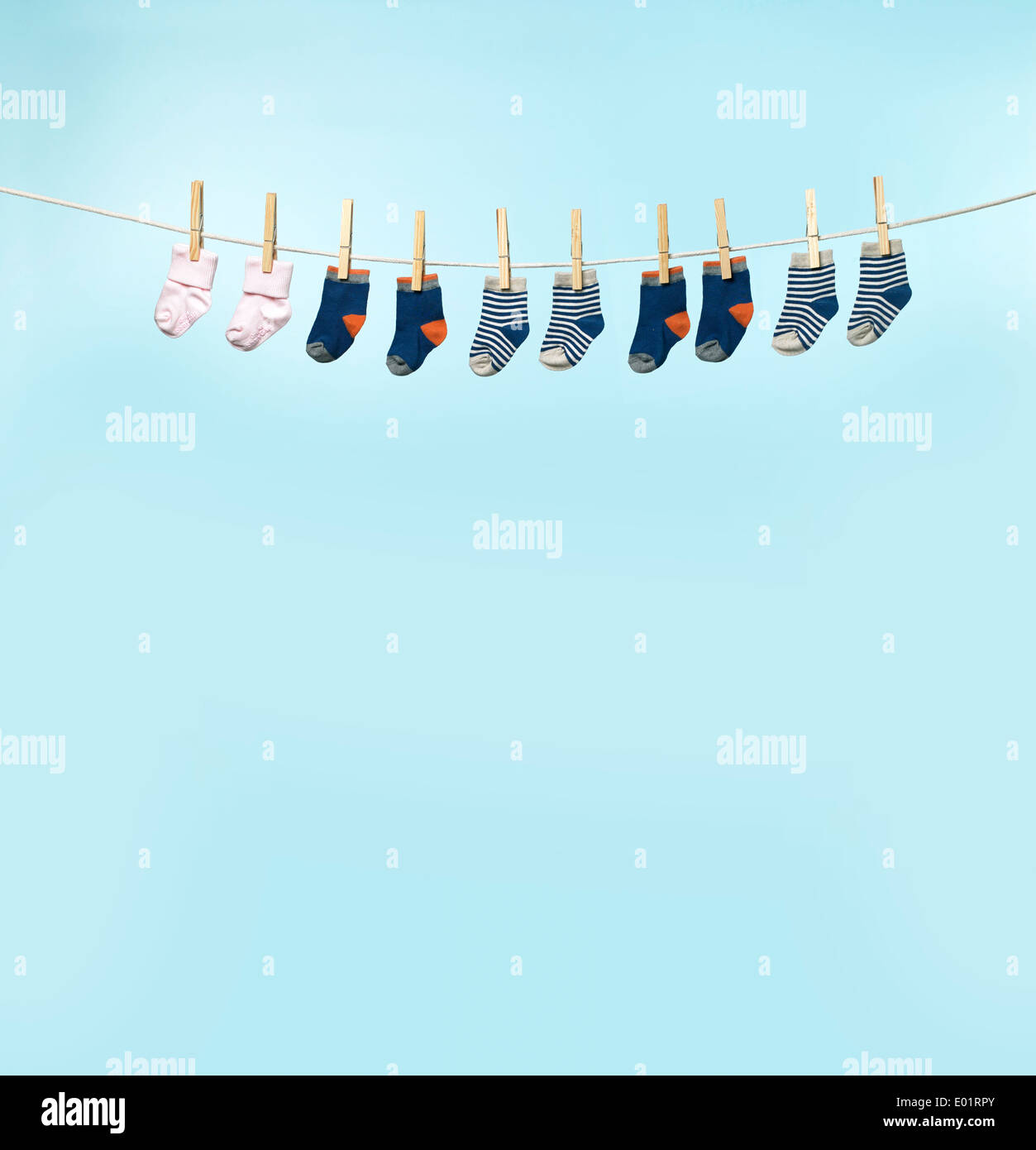 Línea de ropa de los pequeños calcetines Foto de stock