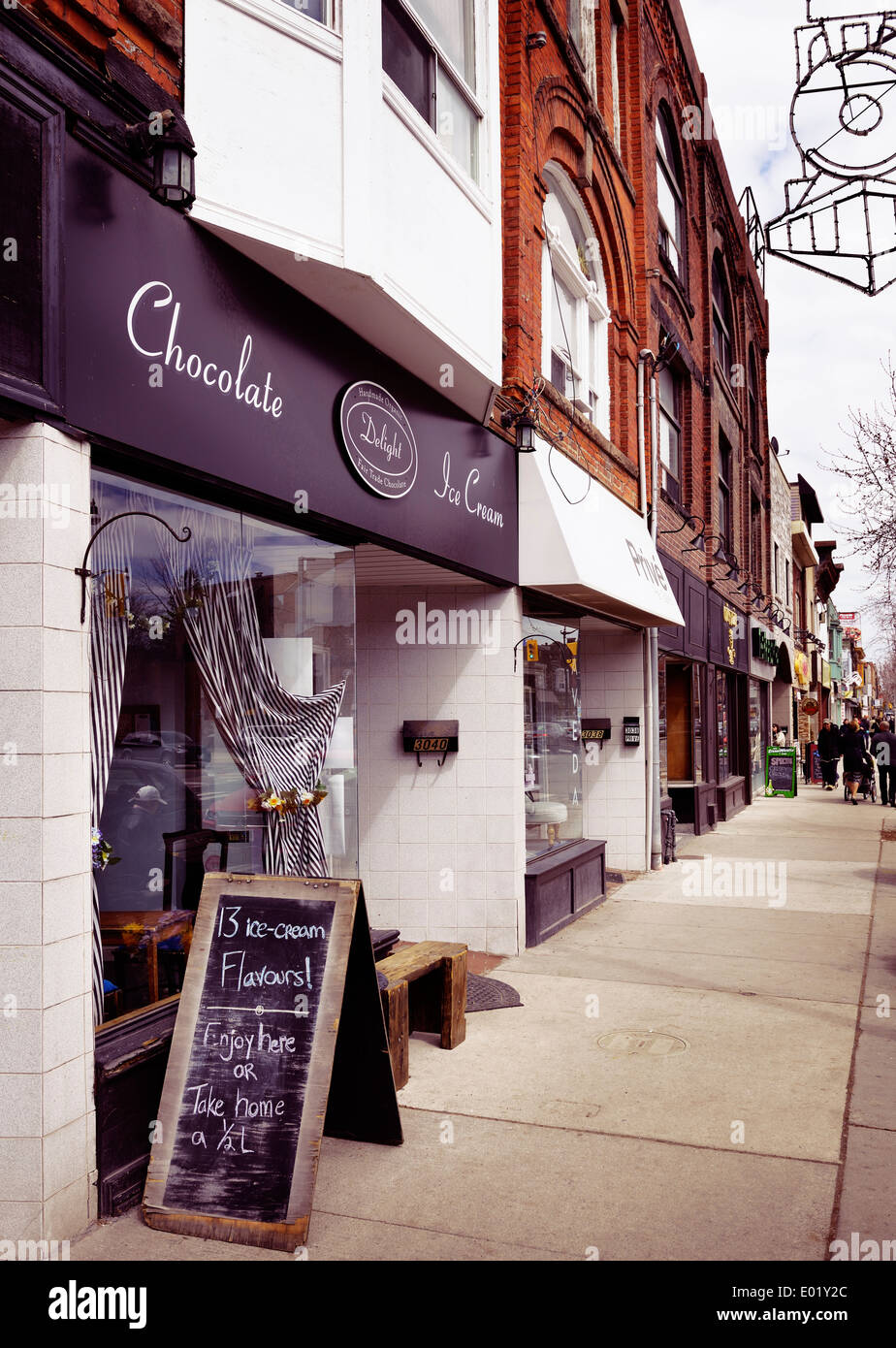 Delicias de chocolate de comercio justo orgánicos artesanales cafetería en  el barrio de empalme, Toronto, Canadá Fotografía de stock - Alamy
