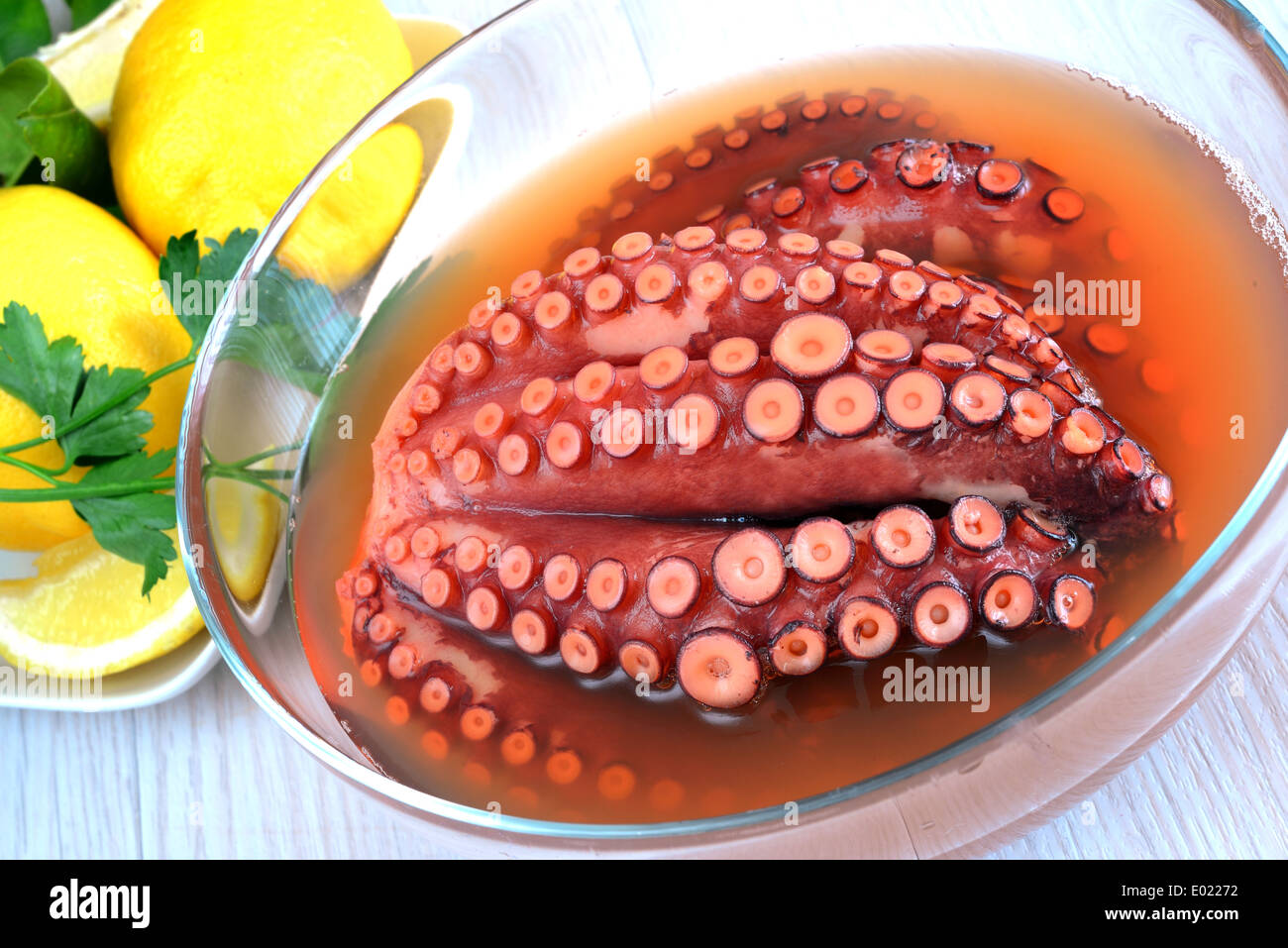 El pulpo cocido sopa con caldo sazonado con ají y servido con limón  Fotografía de stock - Alamy