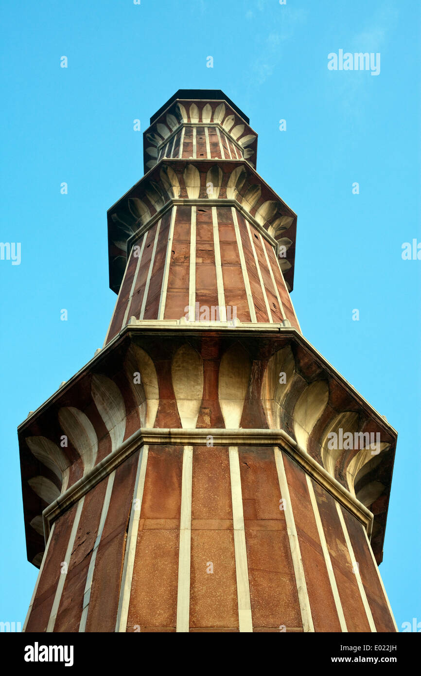 Un detalle de un minarete en la Jama Masjid (La mezquita del Viernes), Vieja Delhi, India Foto de stock