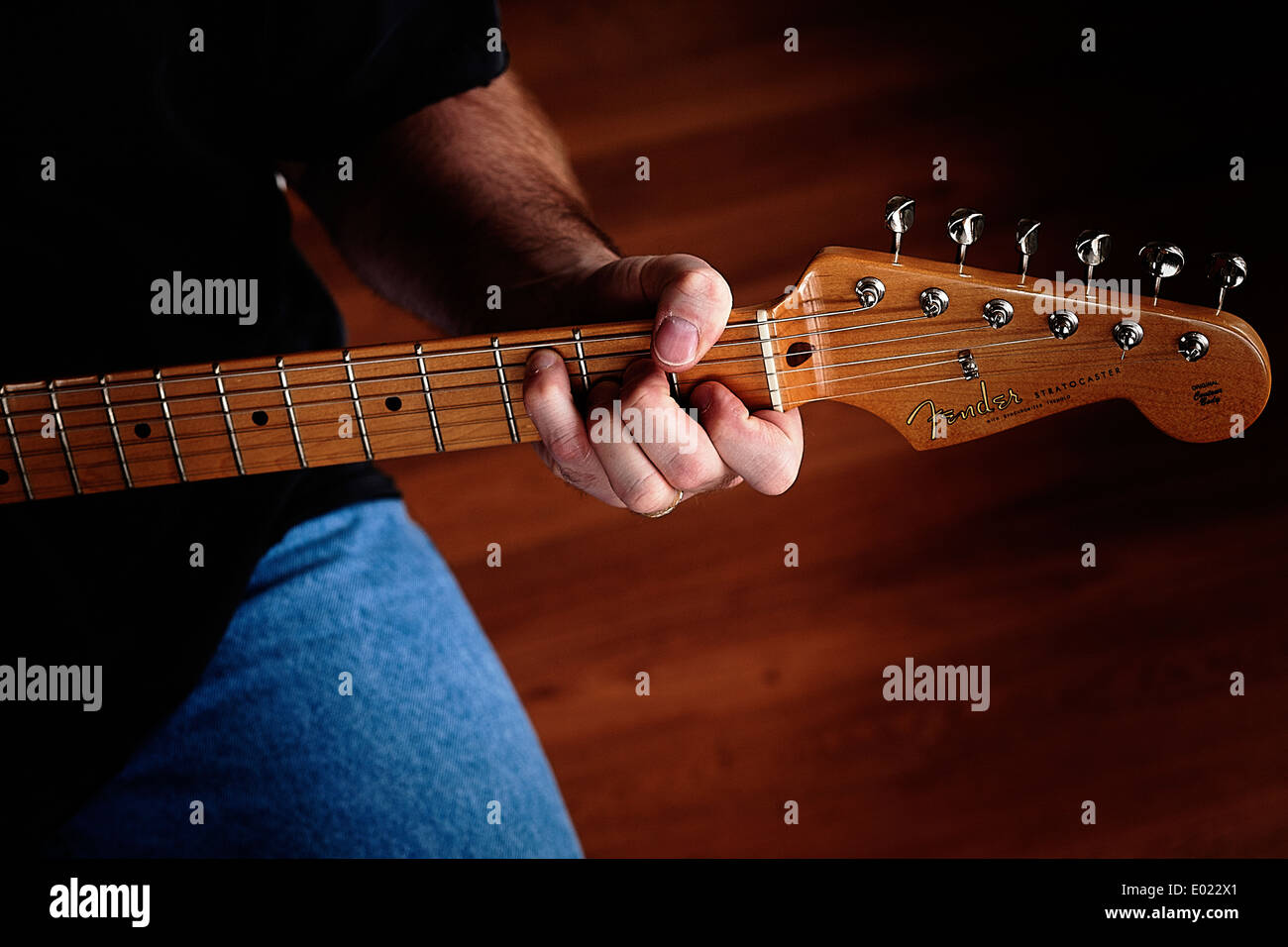 Classic Fender Stratocaster guitarra eléctrica. Vista Detalle del cuello de  la guitarra y los jugadores en la primera posición Fotografía de stock -  Alamy