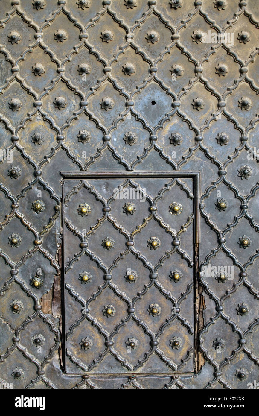 Un detalle de la pesada puerta de la Jama Masjid (La mezquita del Viernes), Vieja Delhi, India Foto de stock
