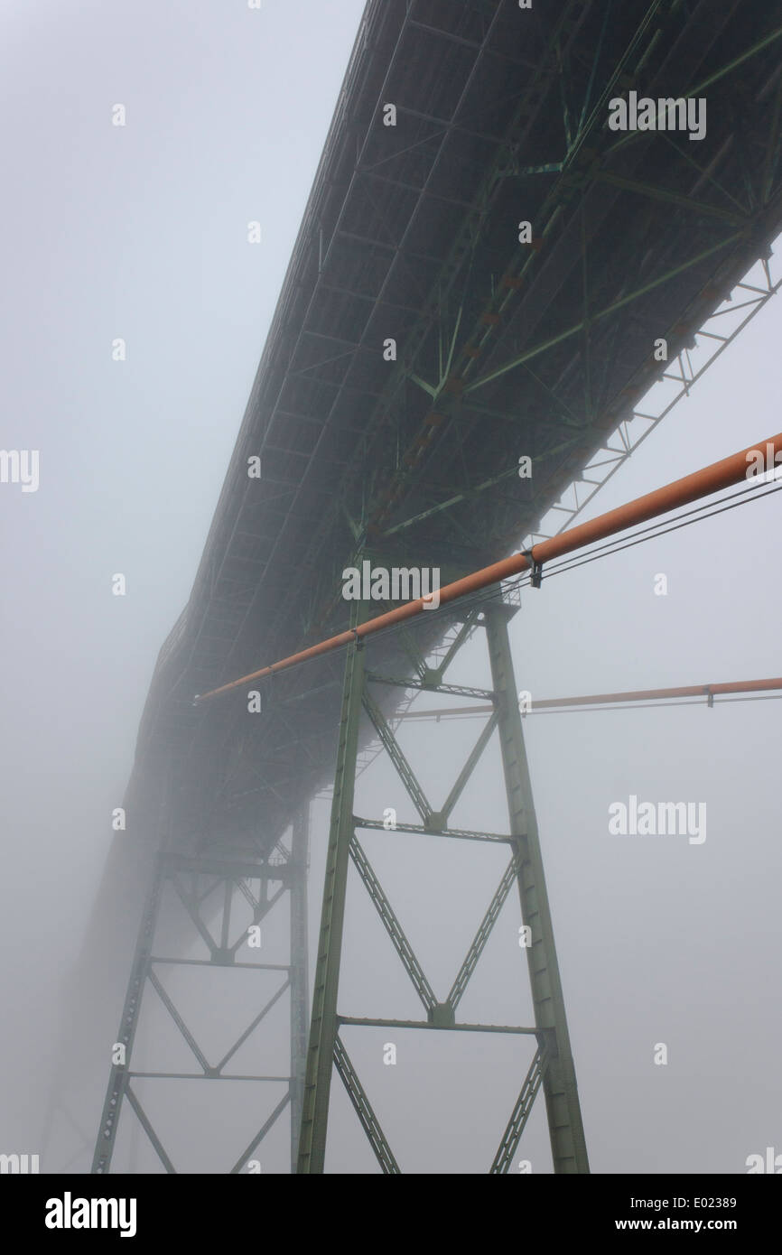 Vista desde debajo del puente vehicular en la niebla Foto de stock