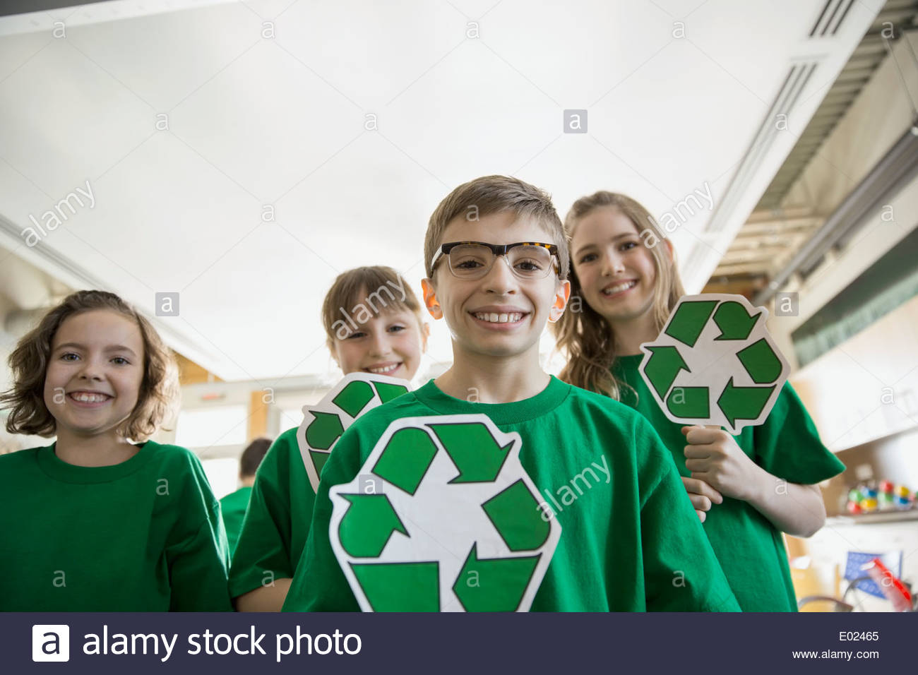 Los mentores y estudiantes con símbolos de reciclado en el aula Foto de stock