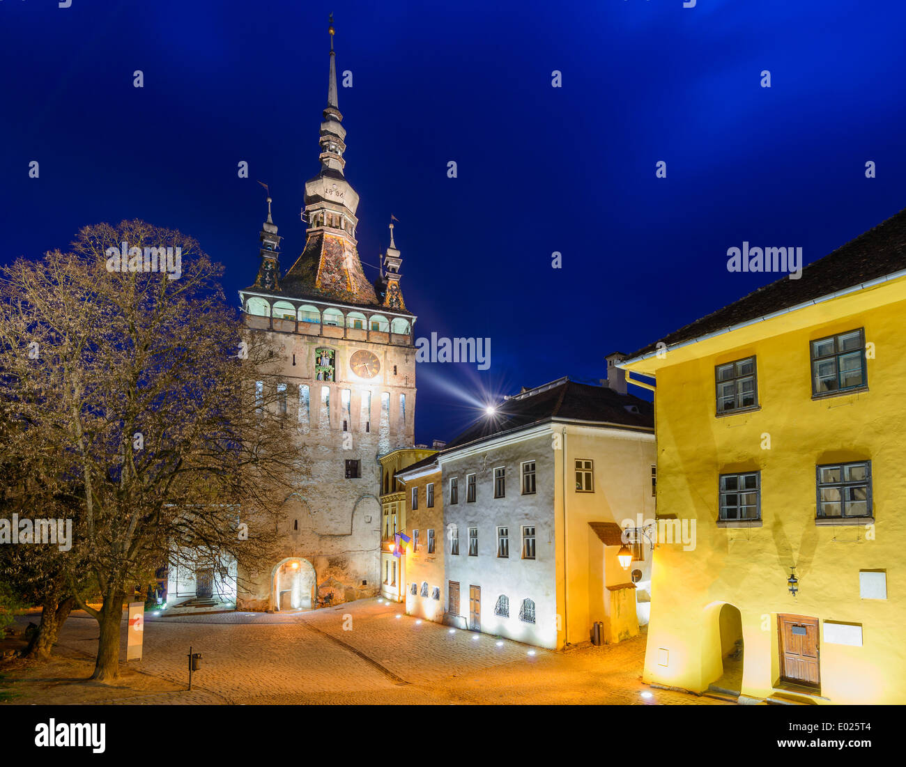 Torre del reloj en Sighisoara, Transilvania, Rumania, en la noche Foto de stock