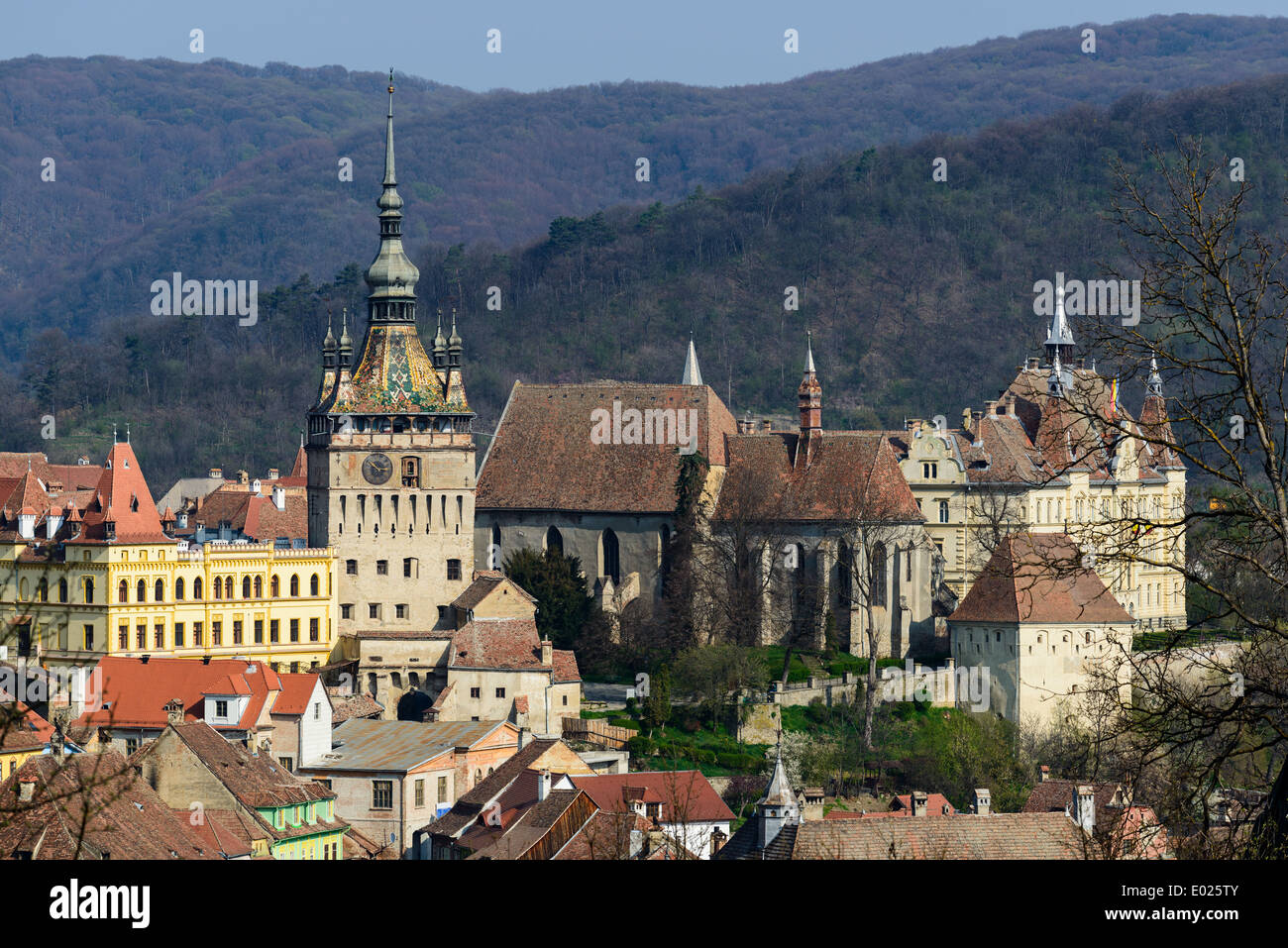 Vista de la torre del reloj y el casco antiguo de Sighisoara, Transilvania, Rumania Foto de stock