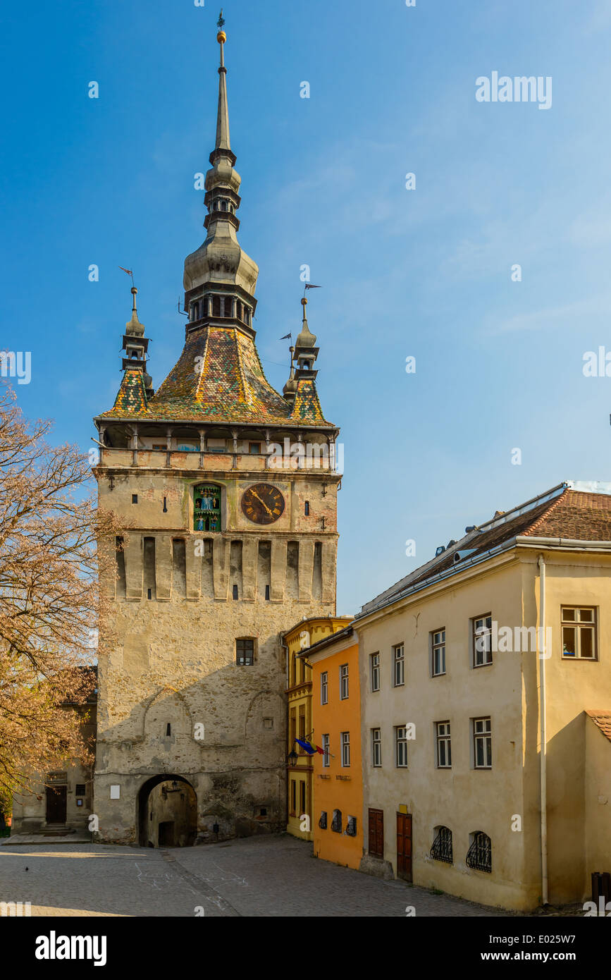 Torre del reloj en el centro histórico de la ciudad de Sighisoara, Transilvania, Rumania Foto de stock