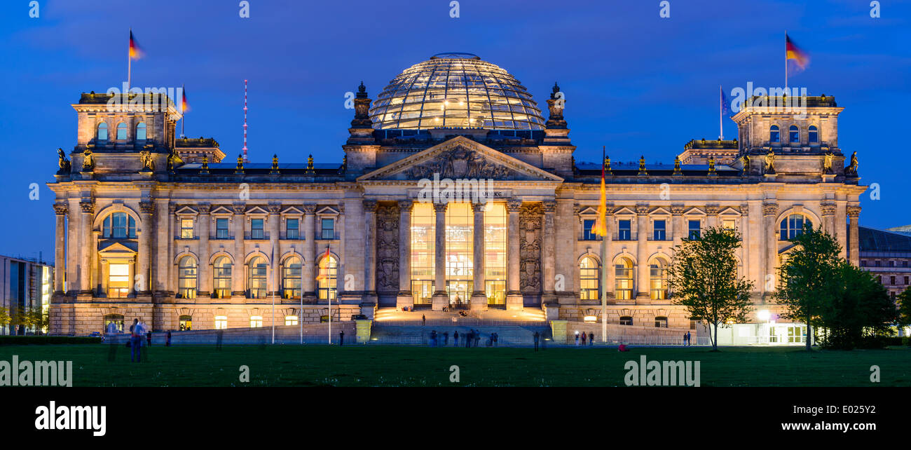 Panorama con el Reichstag en Berlín, Alemania, en la noche Foto de stock
