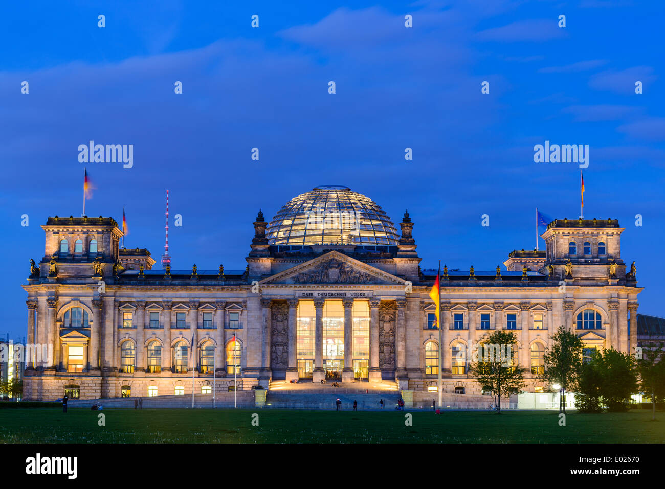 Reichstag bundestag o edificio en Berlín, Alemania, en la noche Foto de stock