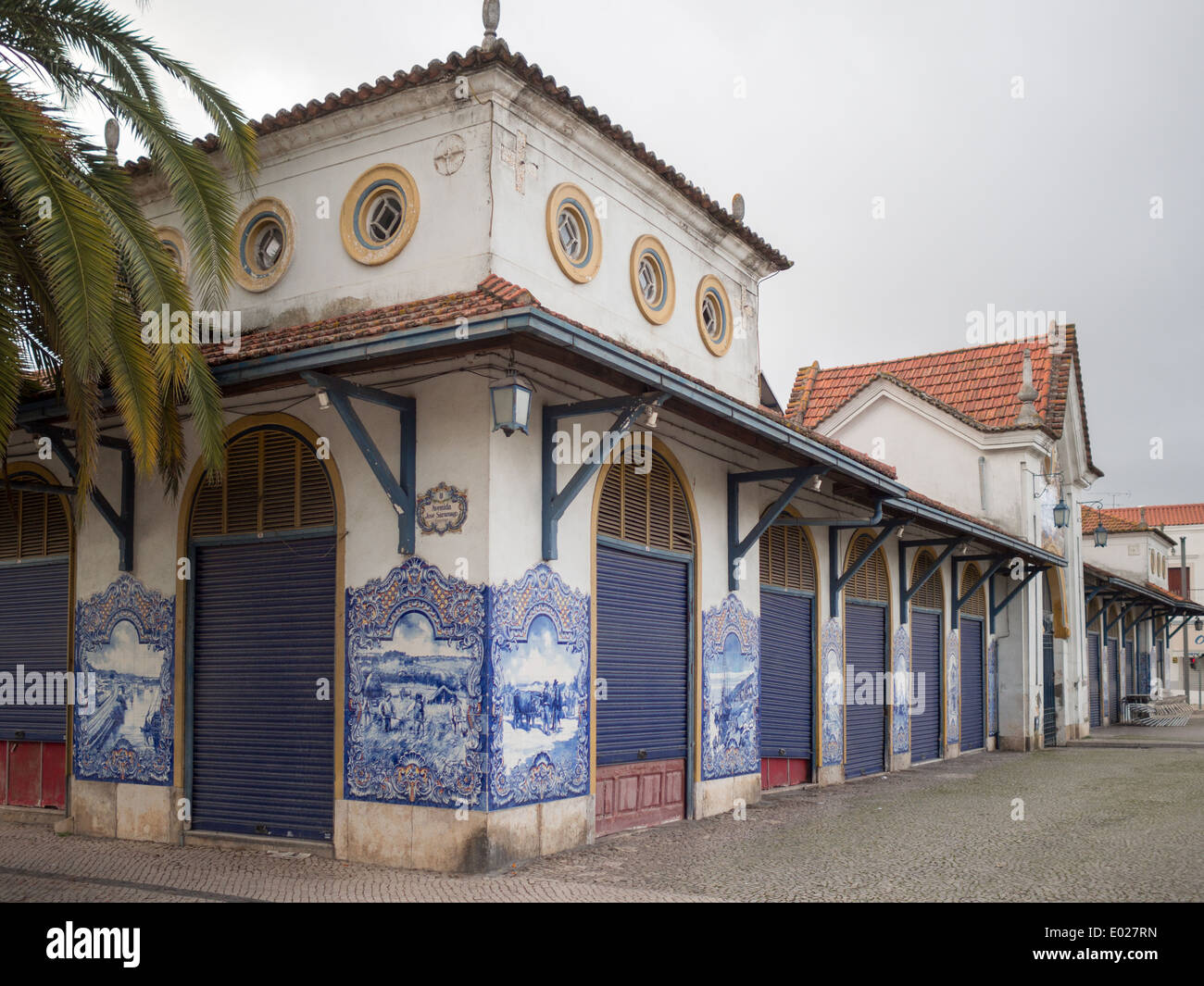 Mercado Santarem edificio decorado con baldosas azules y blancas Foto de stock