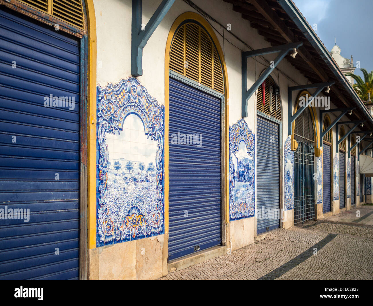 Mercado Santarem edificio decorado con baldosas azules y blancas Foto de stock