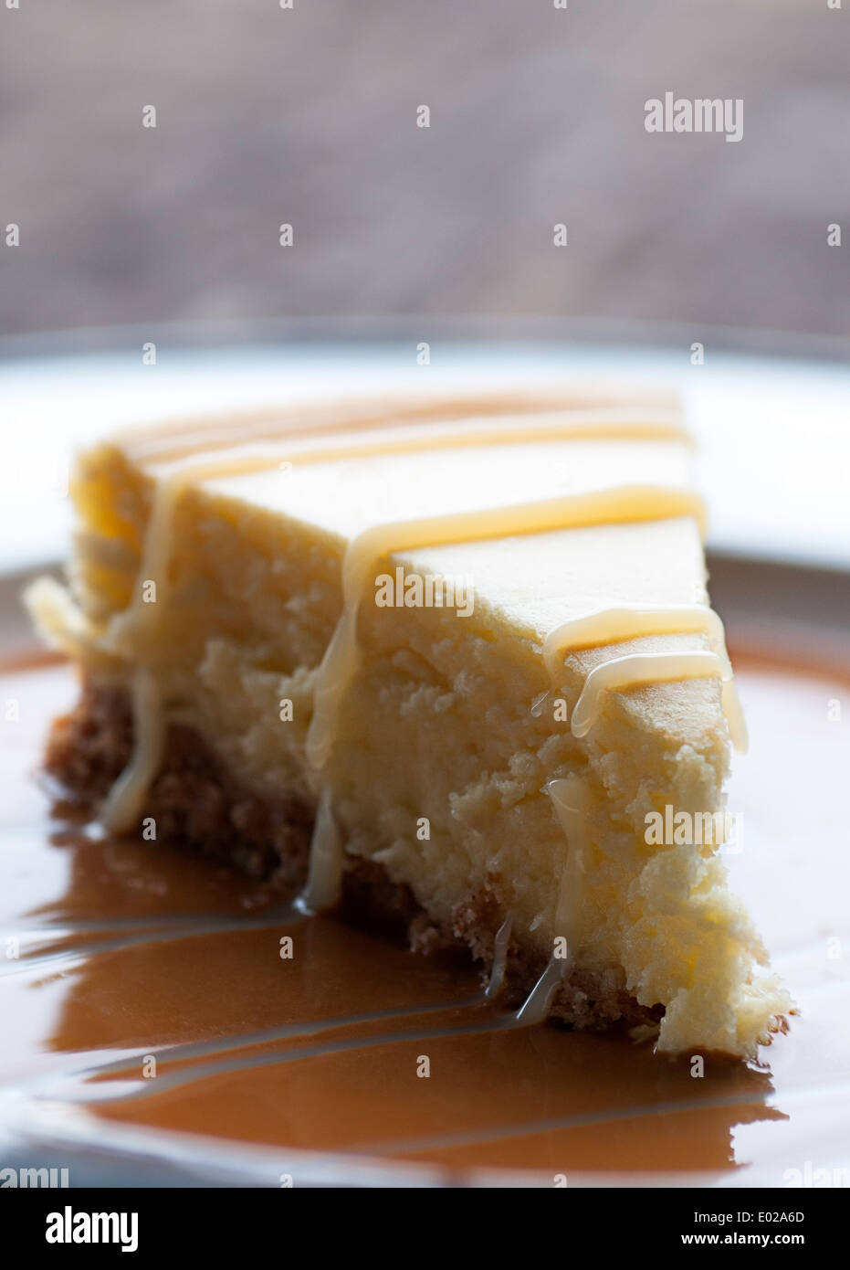 Cheesecake con salsa de caramelo y chocolate blanco Foto de stock