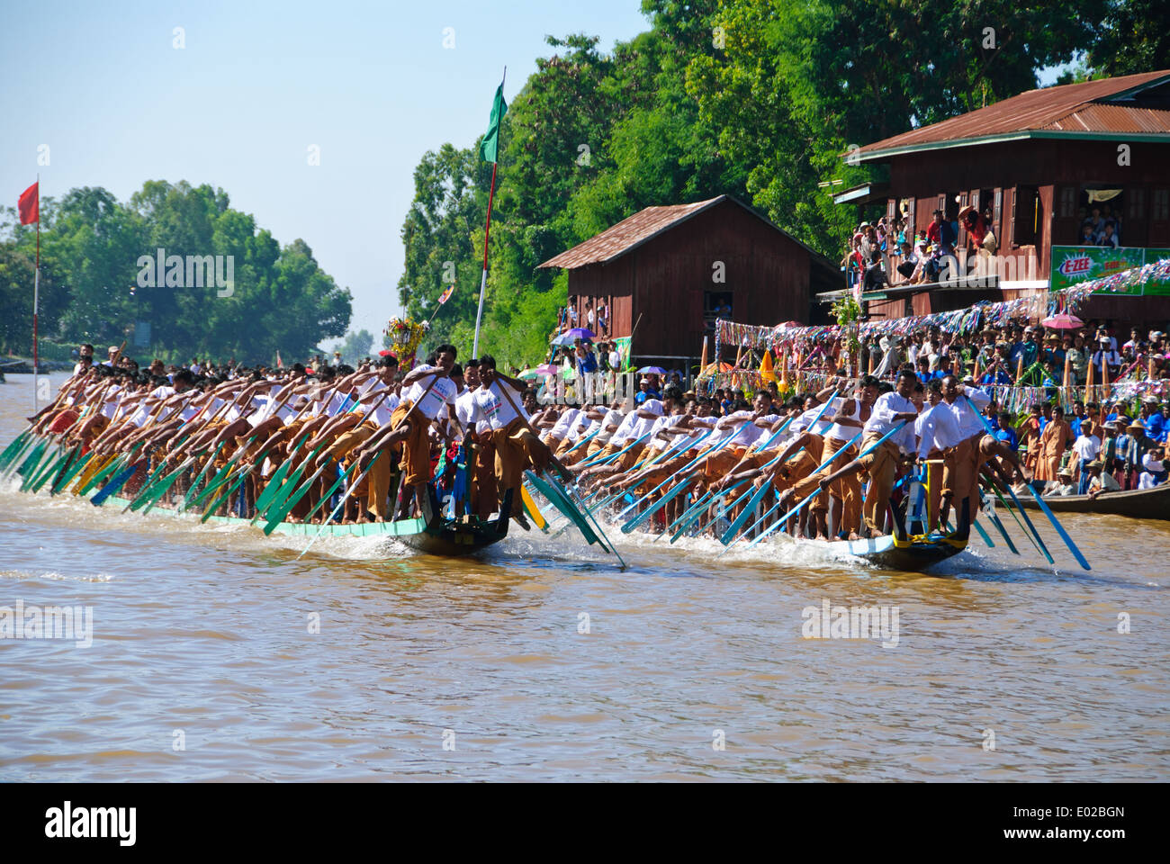 Pierna-remo regatas en el Lago Inle en el Festival de Nyaung Shwe. Foto de stock