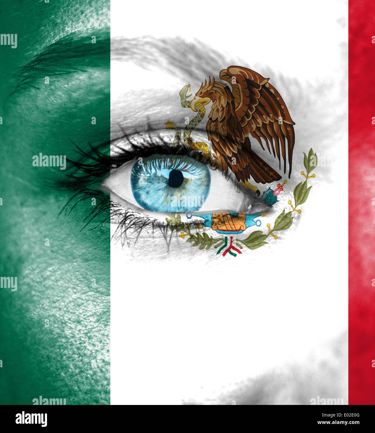 Mujer cara pintada con la bandera de México Fotografía de stock - Alamy