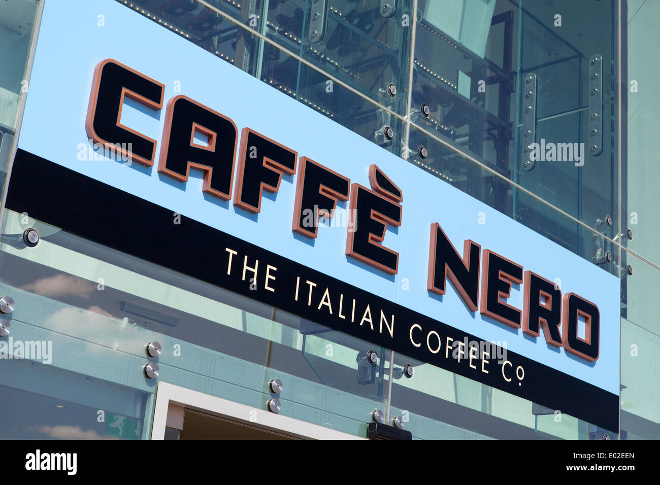 Caffe nero chain coffee shop fotografías e imágenes de alta resolución