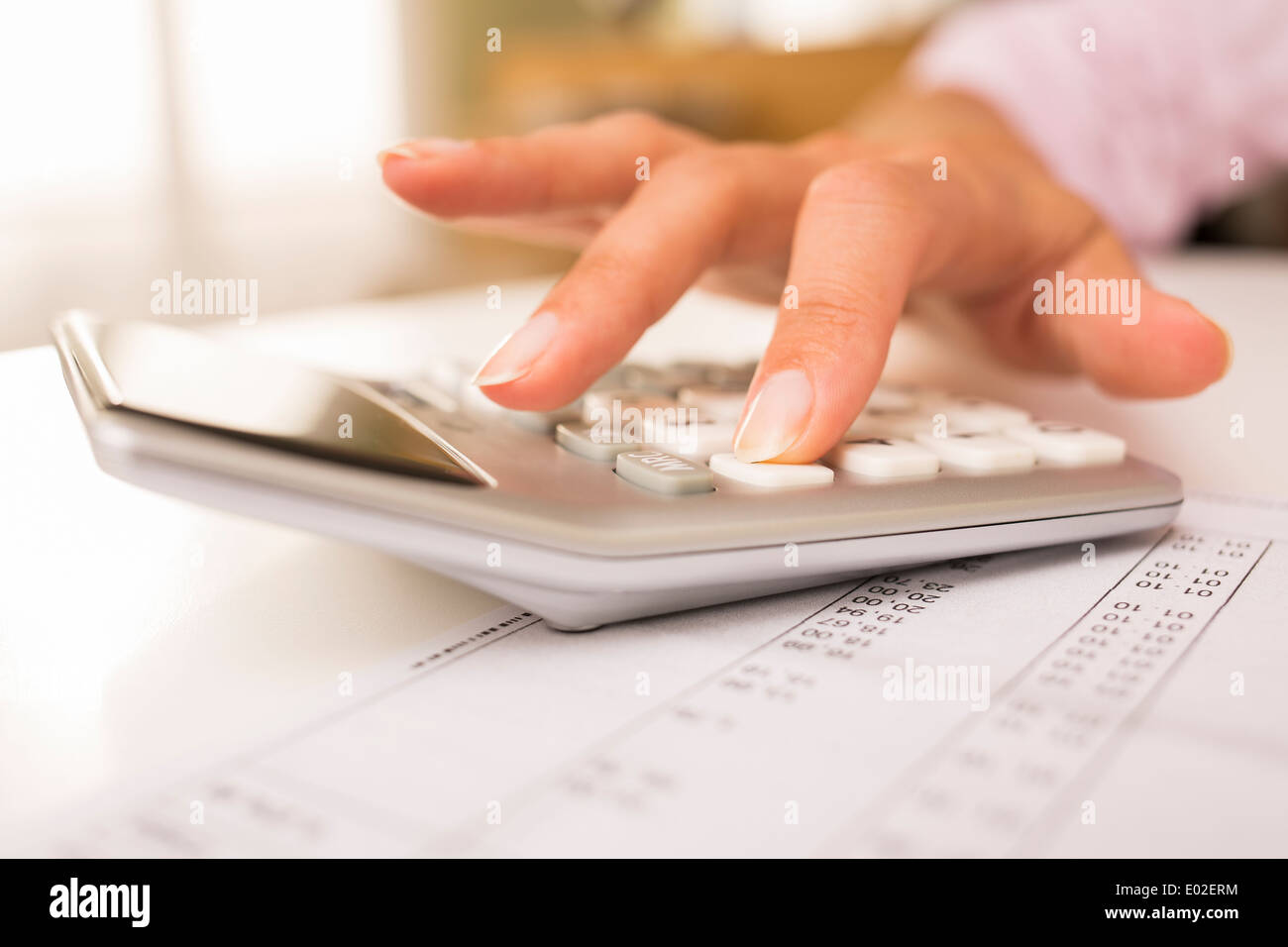 Dedo femenino desk blanco interiores bill factura Foto de stock