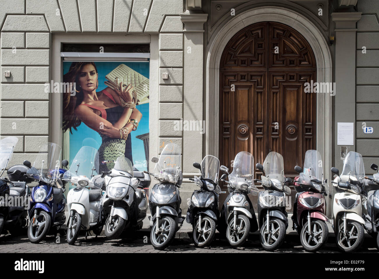 Motos aparcadas en la Via del Corso, Florencia, Toscana, Italia Foto de stock