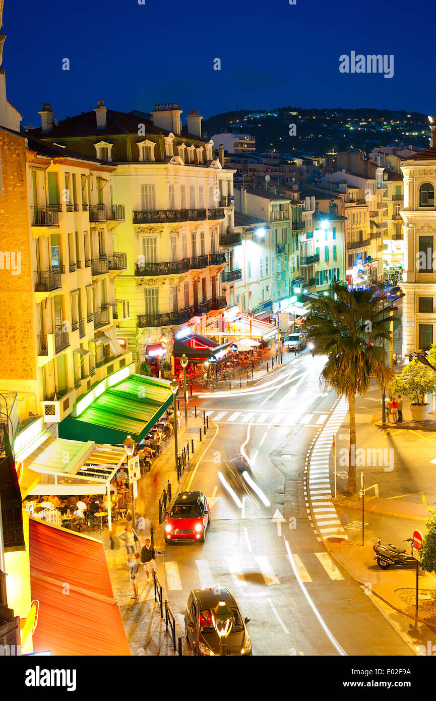 Centro de la ciudad de Cannes, Francia. Es un concurrido destino turístico y anfitrión del Festival Anual de Cine de Cannes Foto de stock