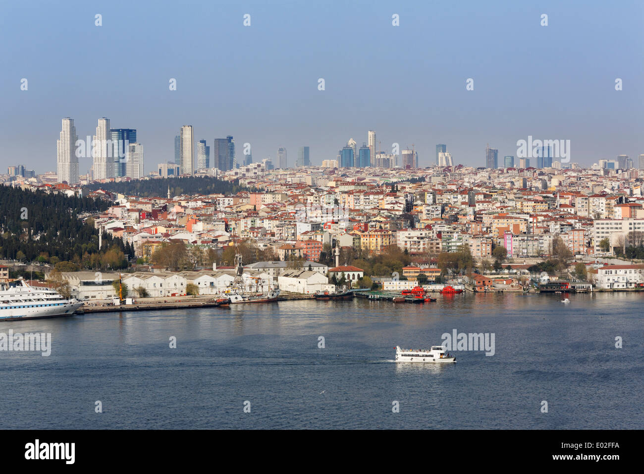 El Cuerno de Oro con los distritos de Beyoglu y Sisli, del barrio del guardabarros del lado europeo, Estambul, Turquía Foto de stock