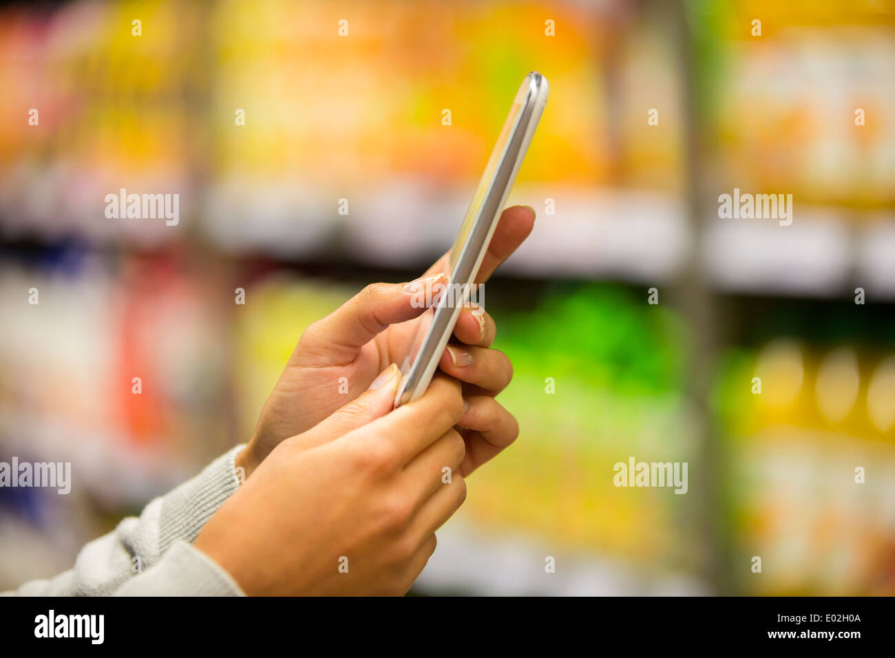 Tienda femenina cerca de teléfono celular Foto de stock