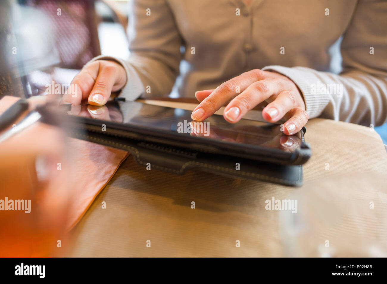 Hembra bar restaurante equipo tablet digital Foto de stock
