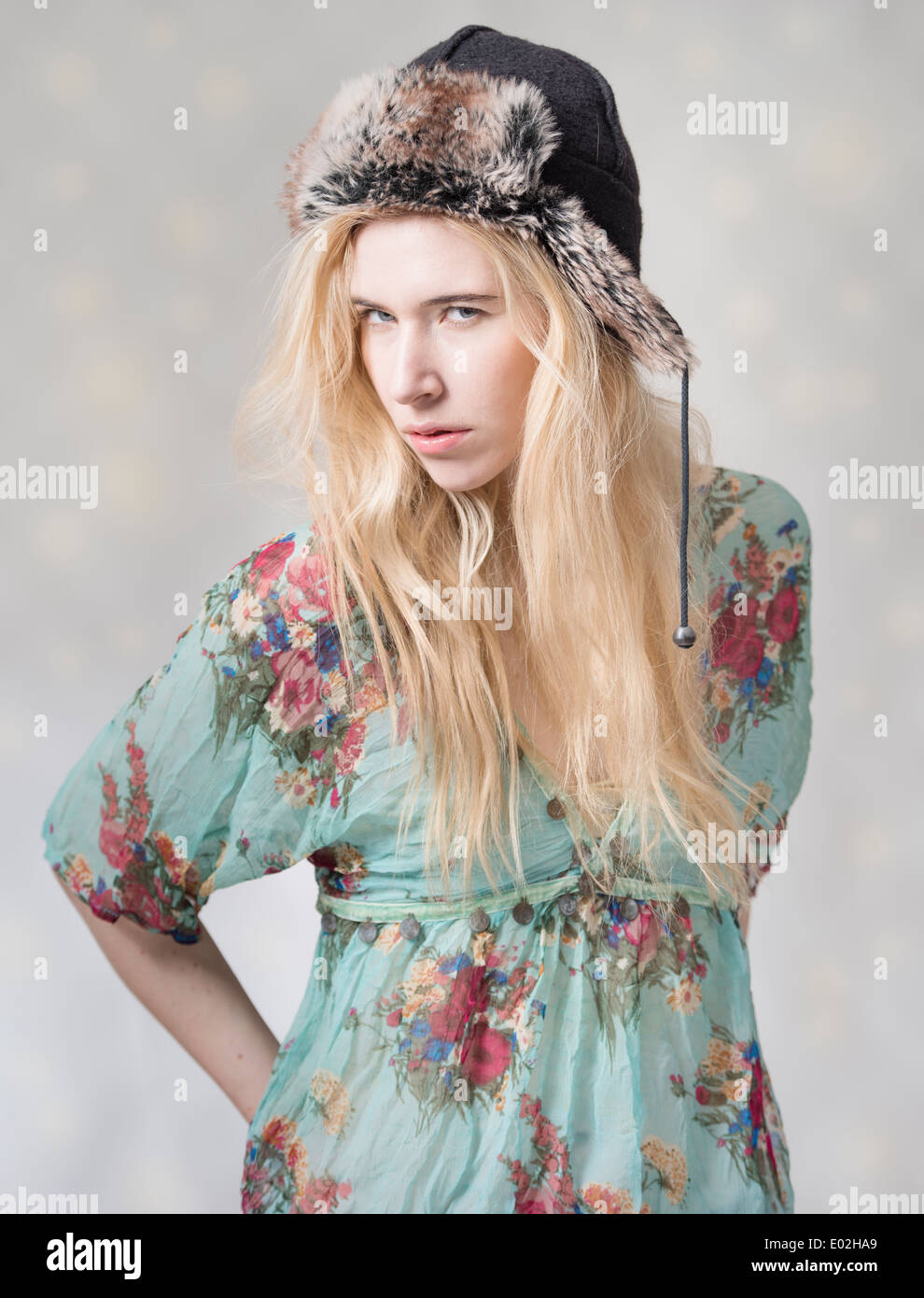 Mujer rubia en ropa de verano e invierno hat Foto de stock