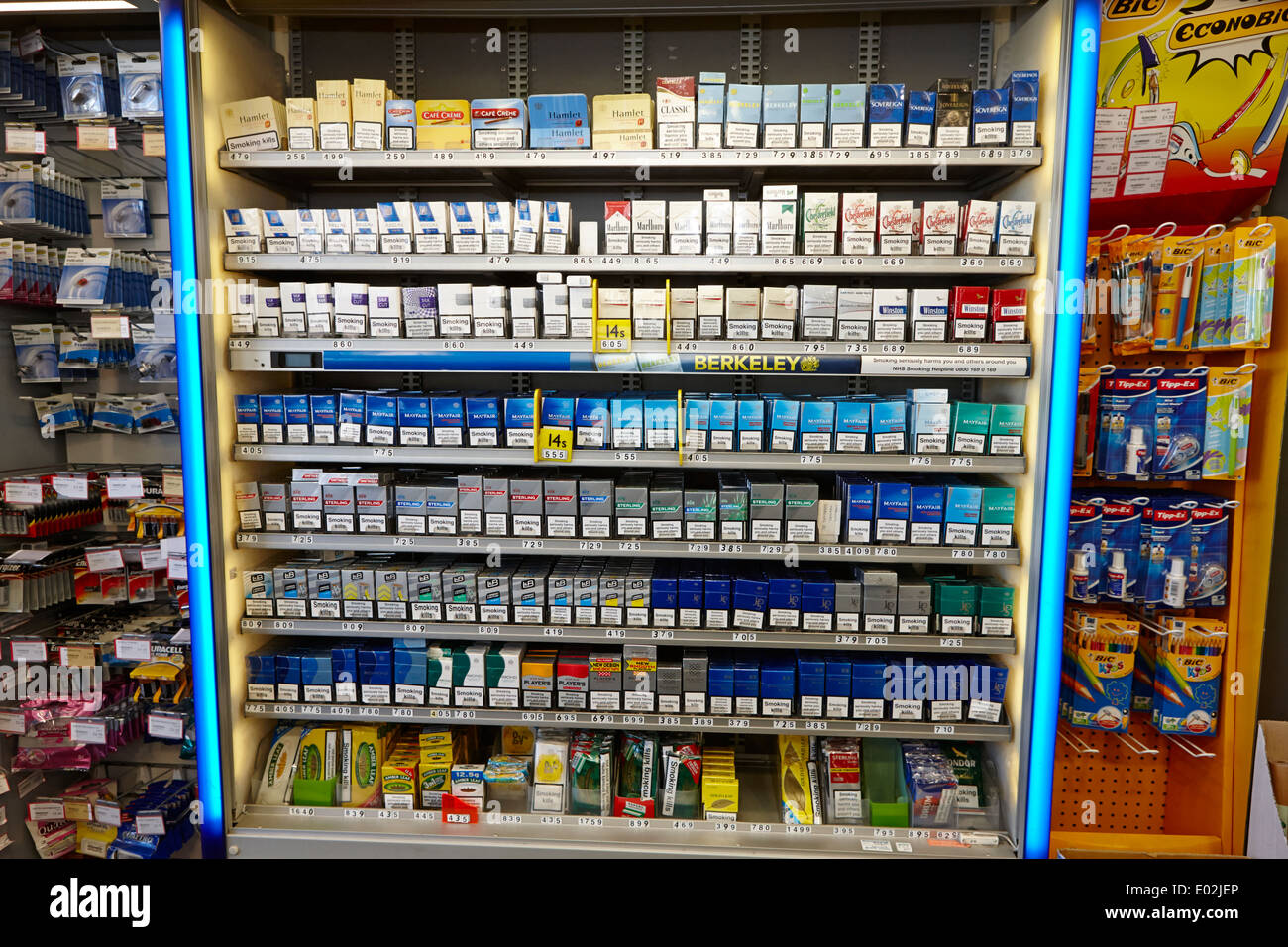 Armario de cigarrillos abierto temporalmente en una tienda pequeña IRLANDA  DEL NORTE Fotografía de stock - Alamy