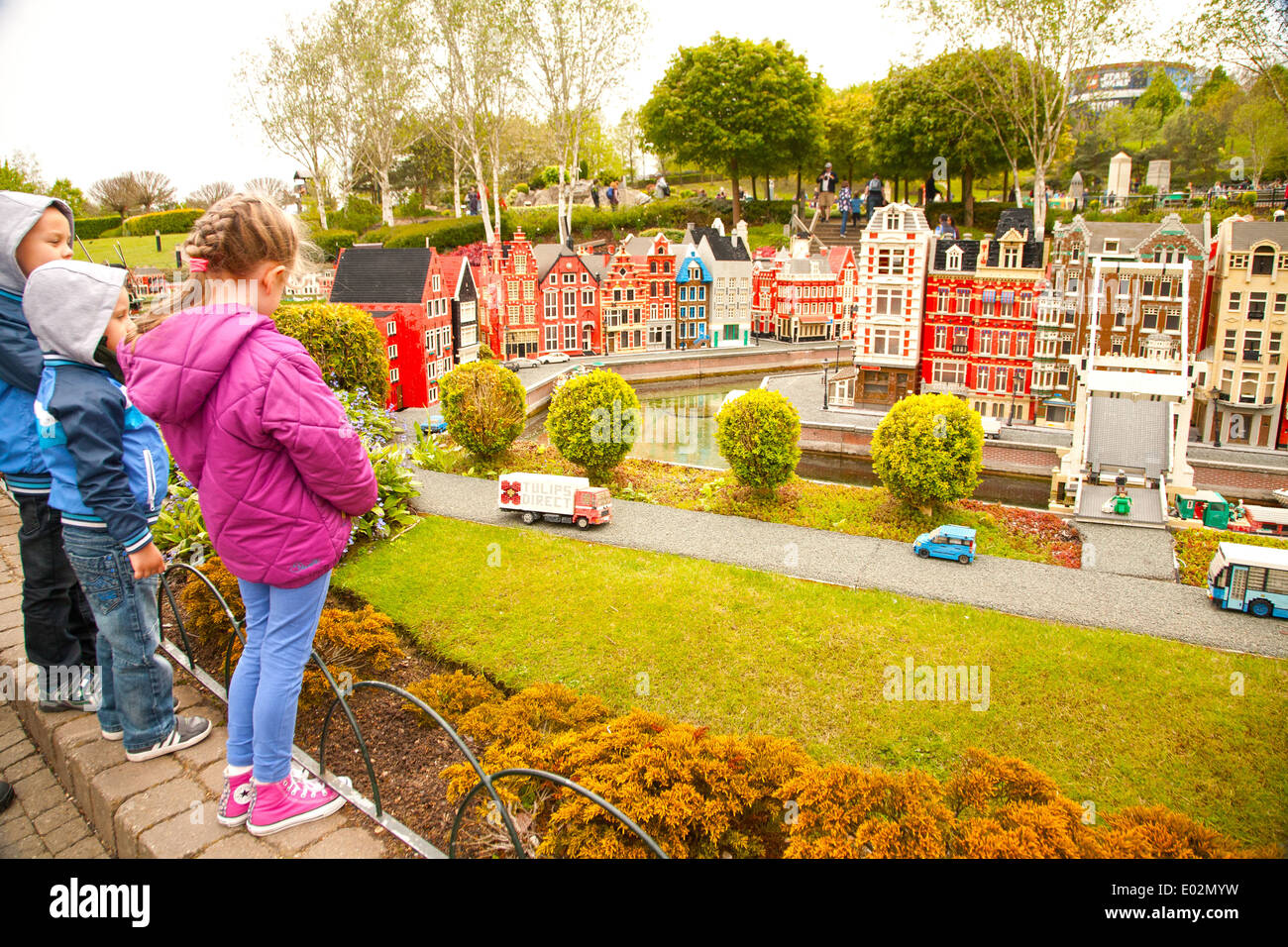 Reino Unido, Windsor, Legoland, un parque de ocio familiar, hijitos, admirando la pantalla lego. Foto de stock