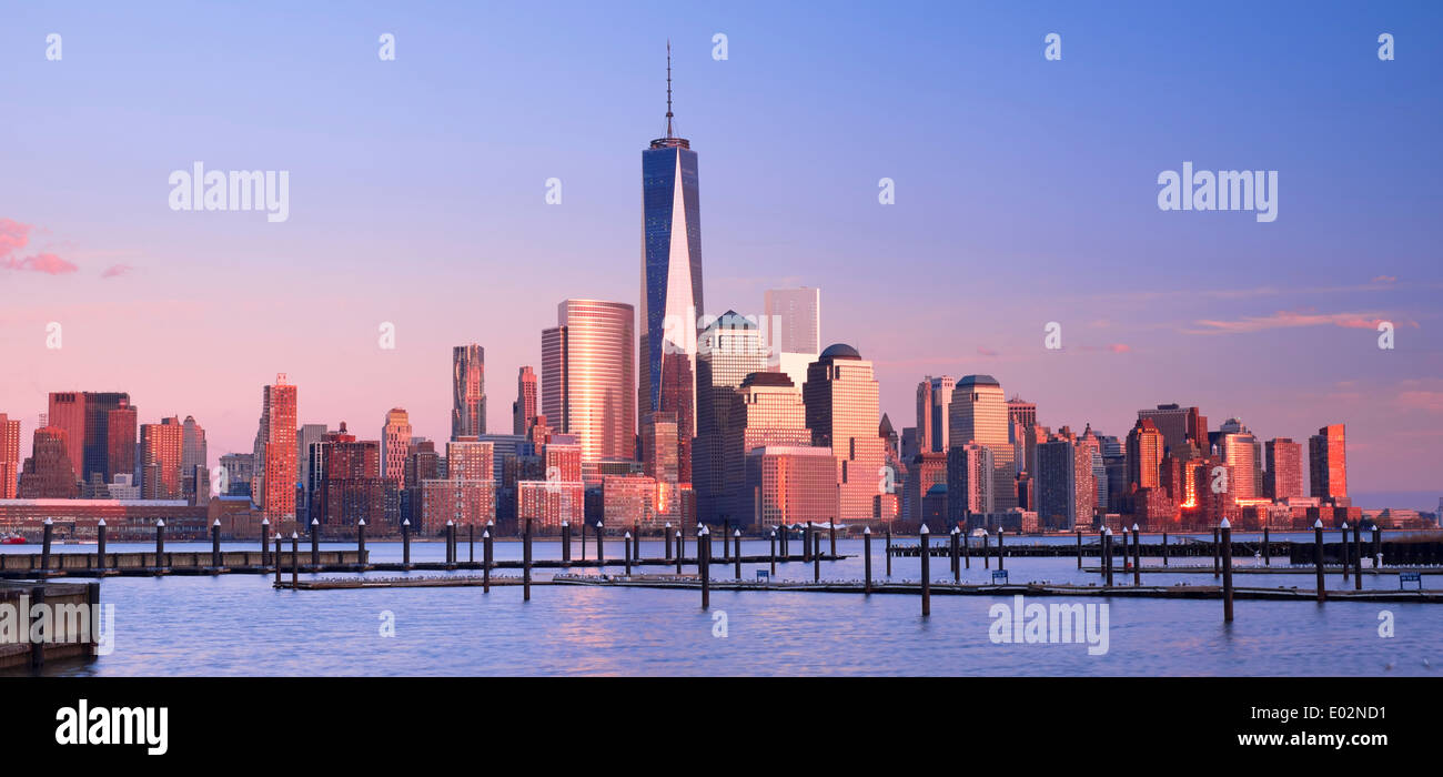 Ver perfil de Nueva York sobre el río Hudson, Nueva York, EE.UU. Foto de stock