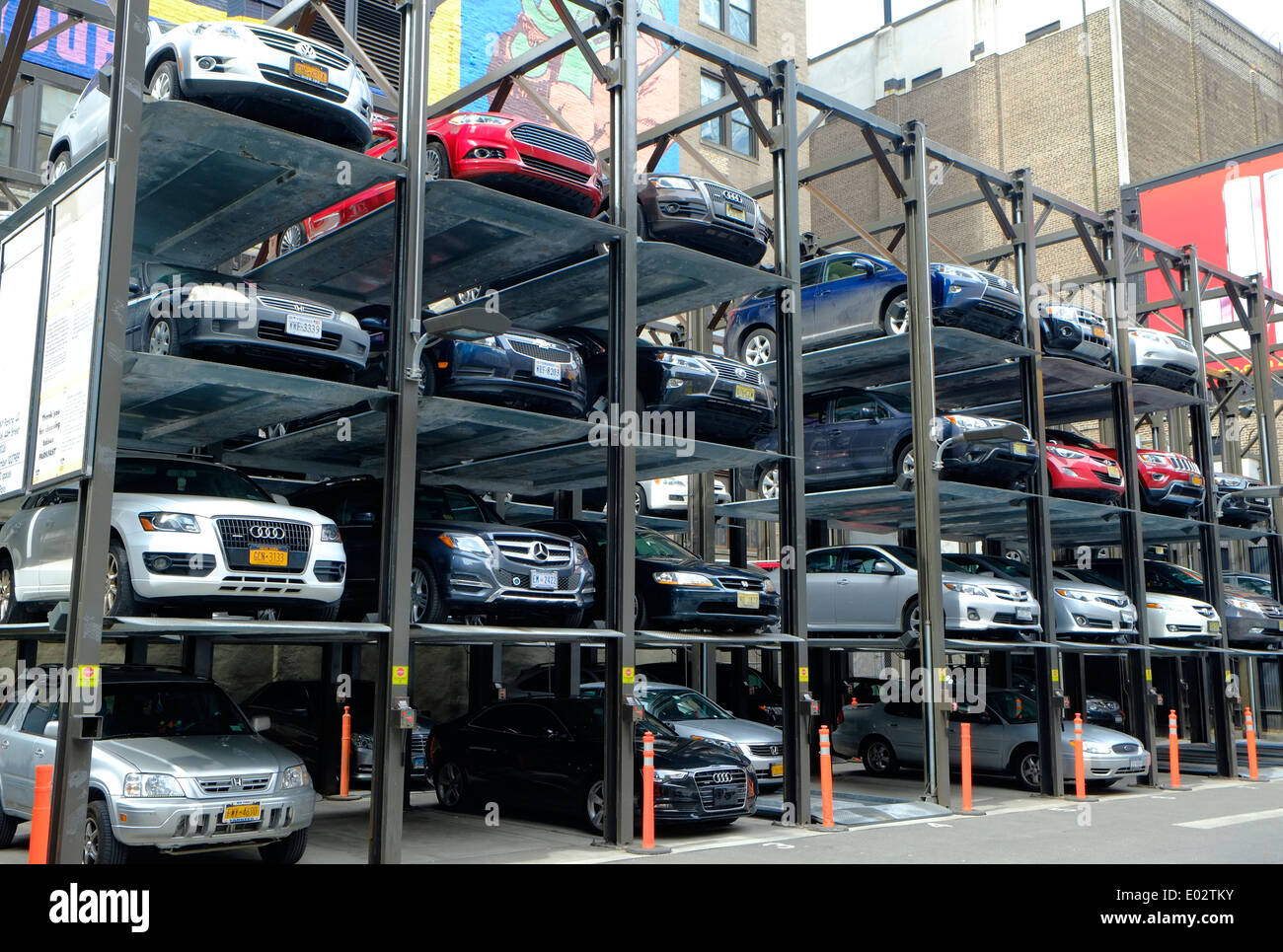 Soluciones de aparcamiento interior de la ciudad, Midtown, Nueva York, EE.UU. Foto de stock