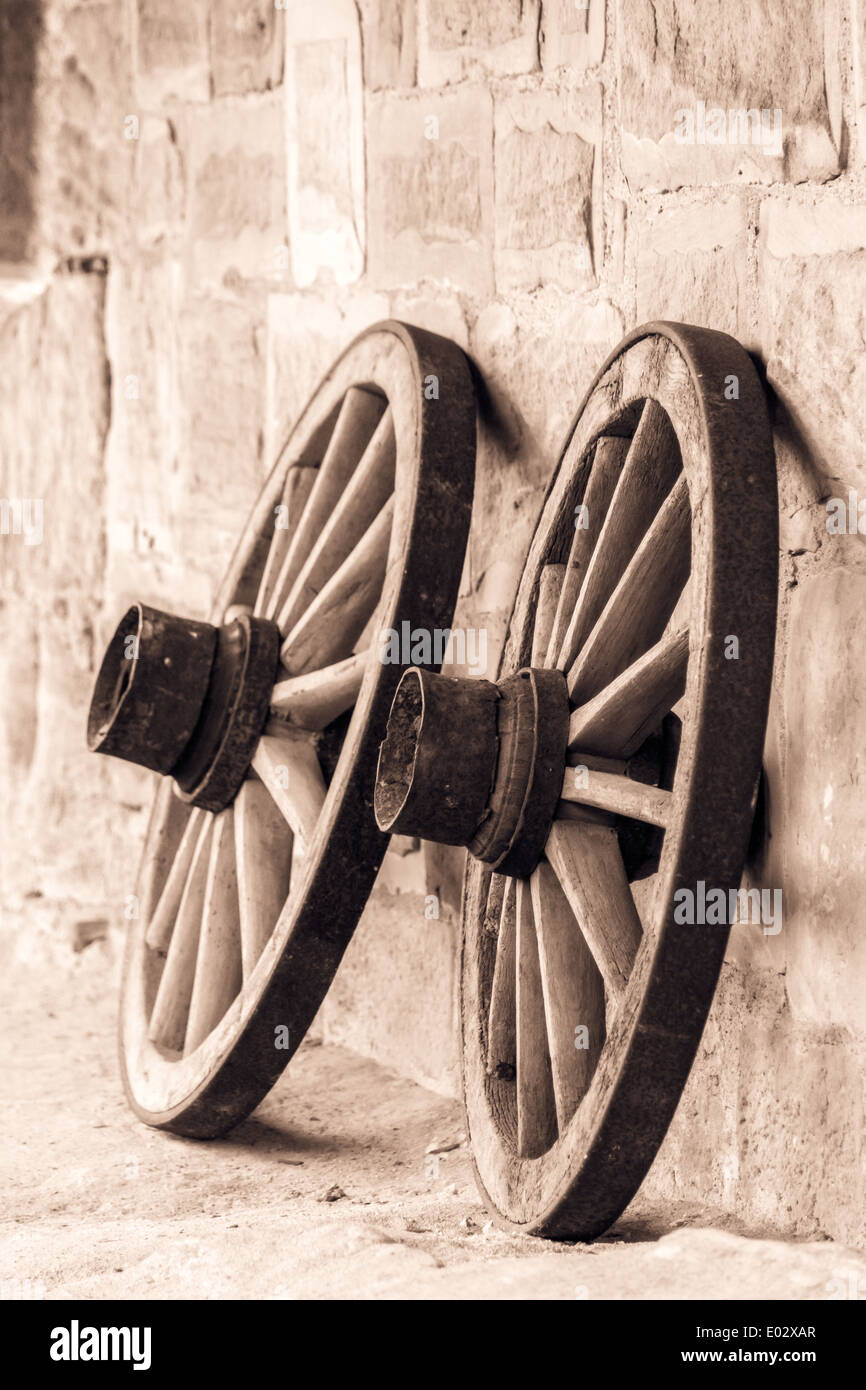 Vintage en blanco y negro la imagen en tonos sepia de ruedas antiguas de  madera sobre un castillo en Baviera, Alemania / Europa. Still Life  Fotografía de stock - Alamy