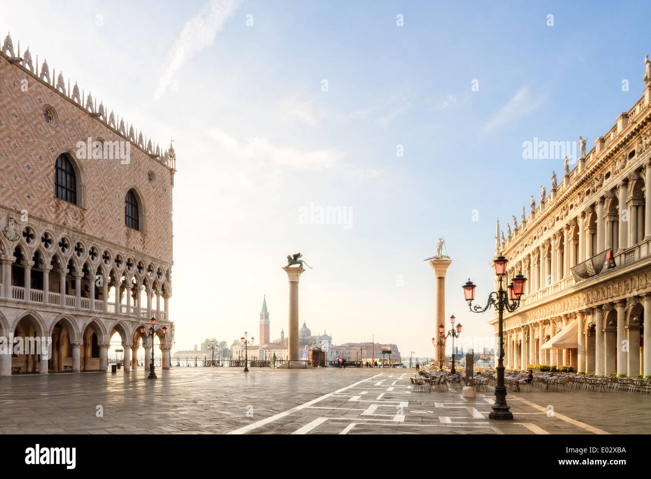 La Piazza San Marco. Imagen de la impresionante plaza histórica de San Marcos en la ciudad de la laguna de Venecia, en Italia, piedra Foto de stock