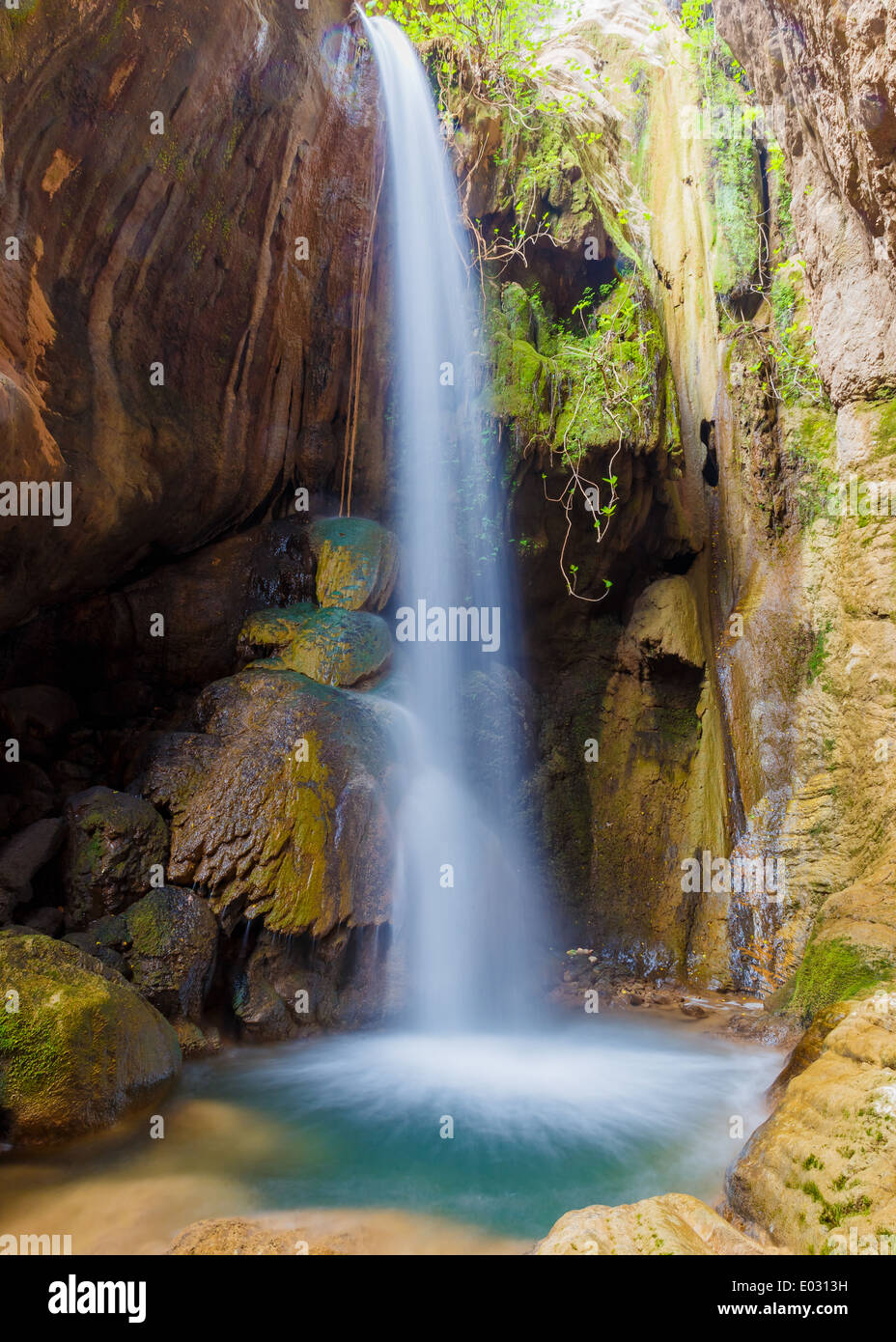 Pequeña cascada profunda en el bosque lluvioso, rodada en la larga exposición Foto de stock